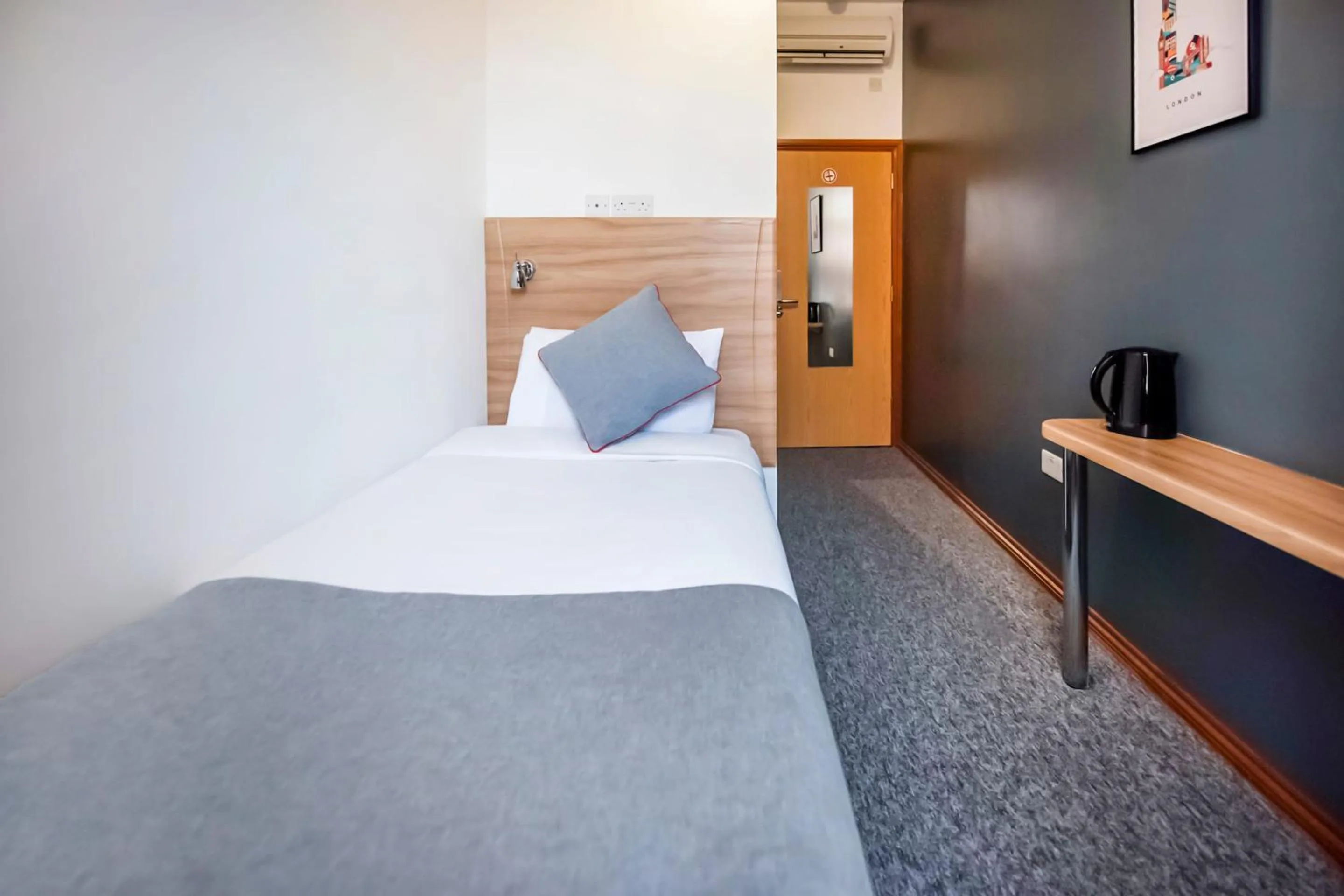 Bedroom, Bed in Arinza Hotel, London Ilford