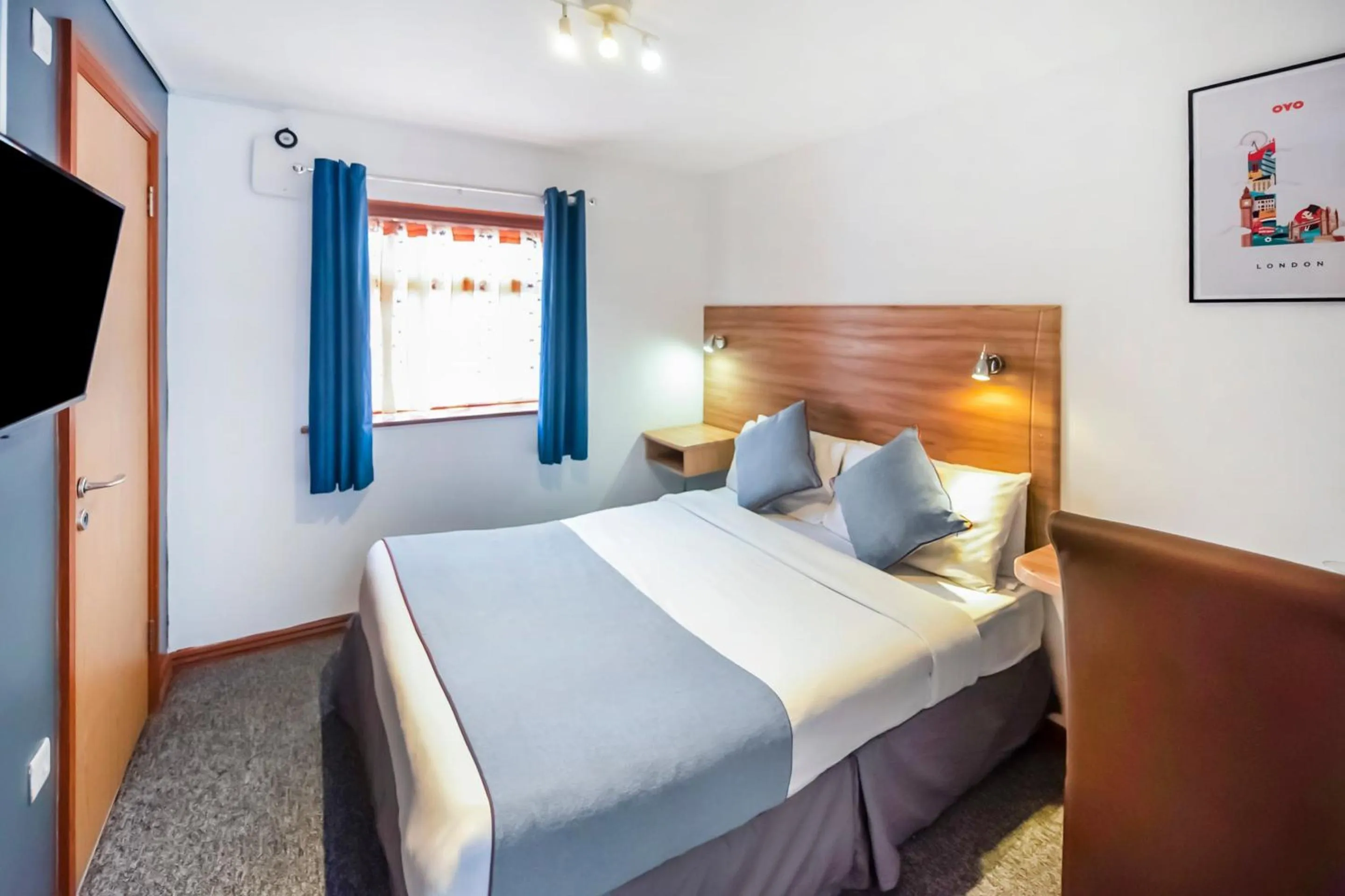 Bedroom, Bed in Arinza Hotel, London Ilford