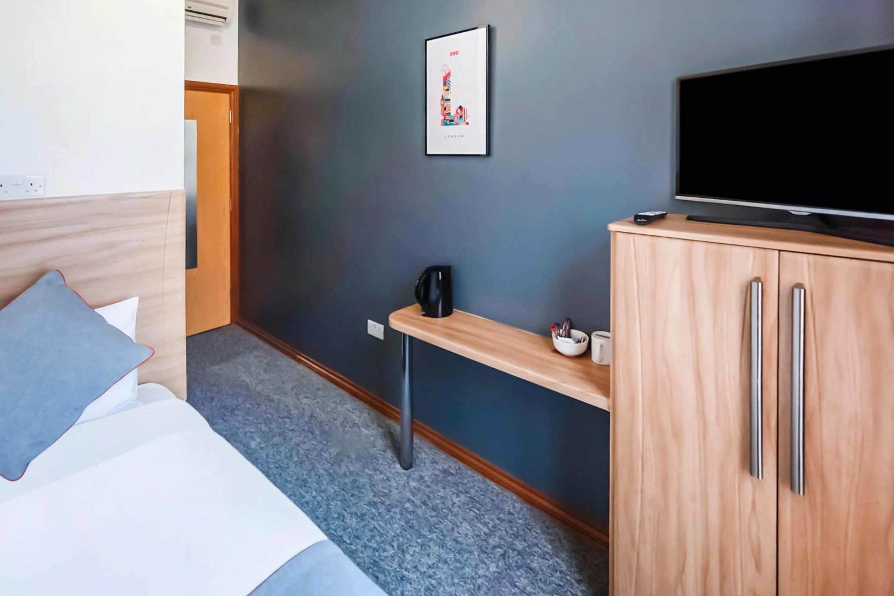 Bedroom in Arinza Hotel, London Ilford