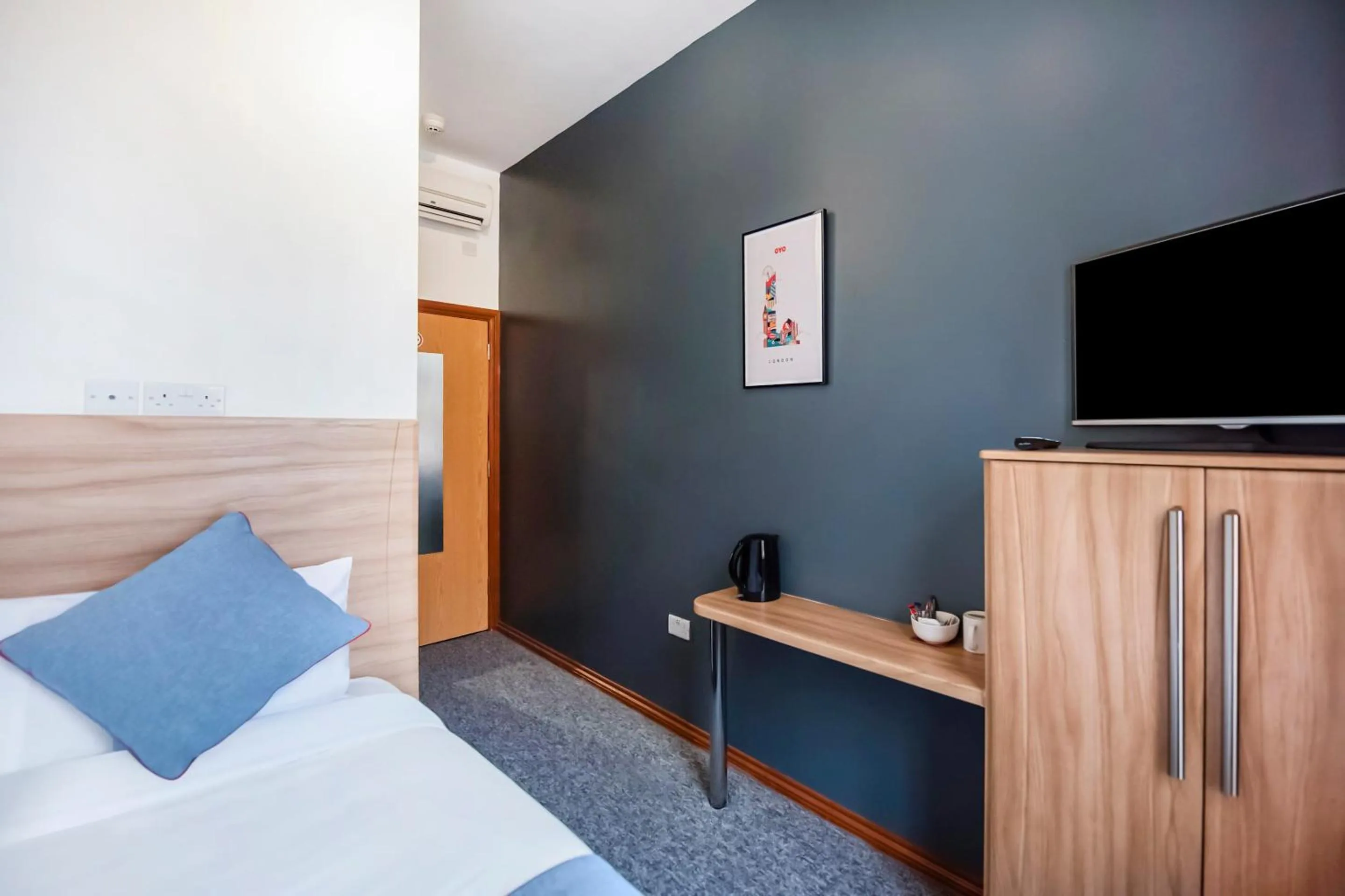 Bedroom, Bed in Arinza Hotel, London Ilford