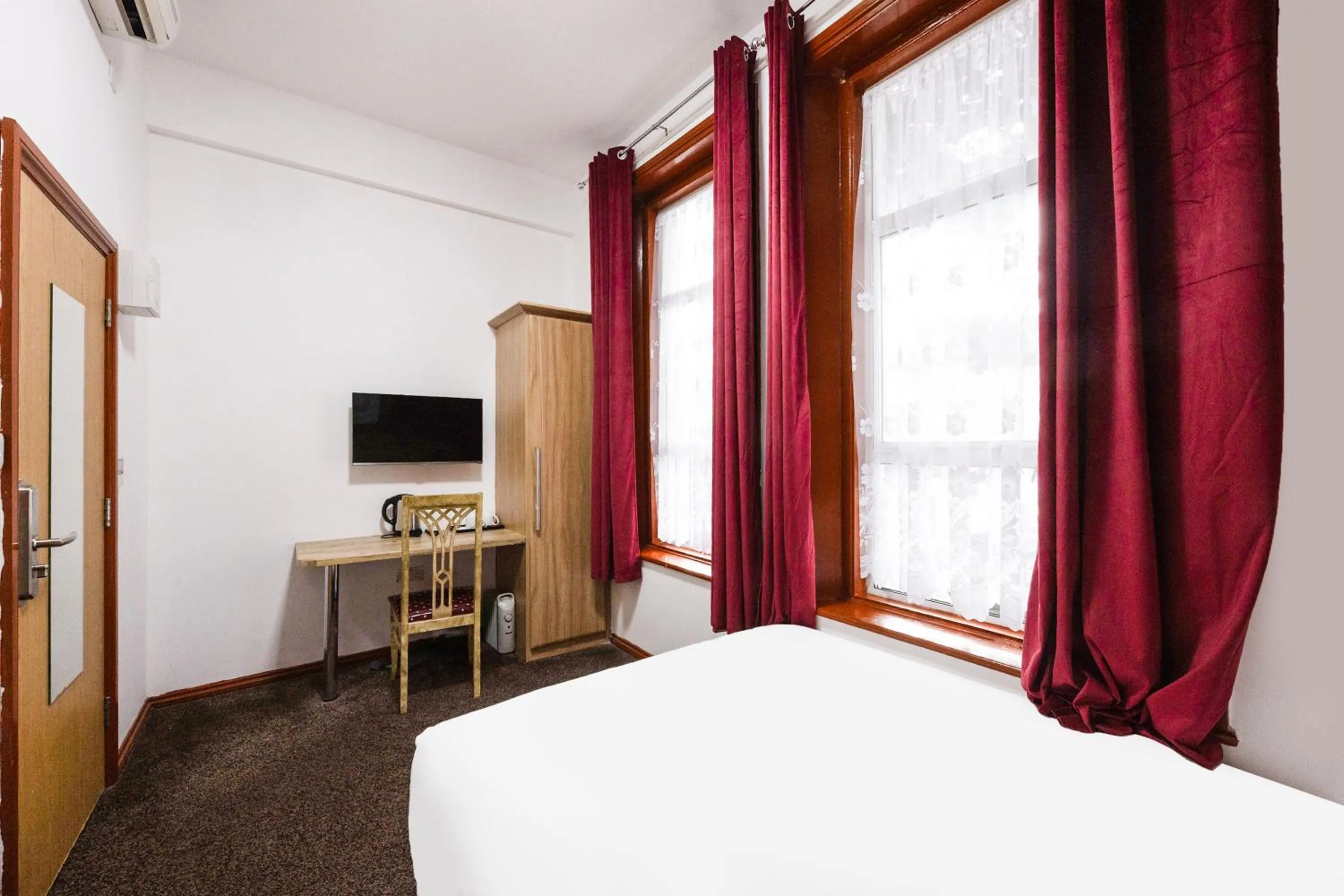 Bedroom, Bed in Arinza Hotel, London Ilford