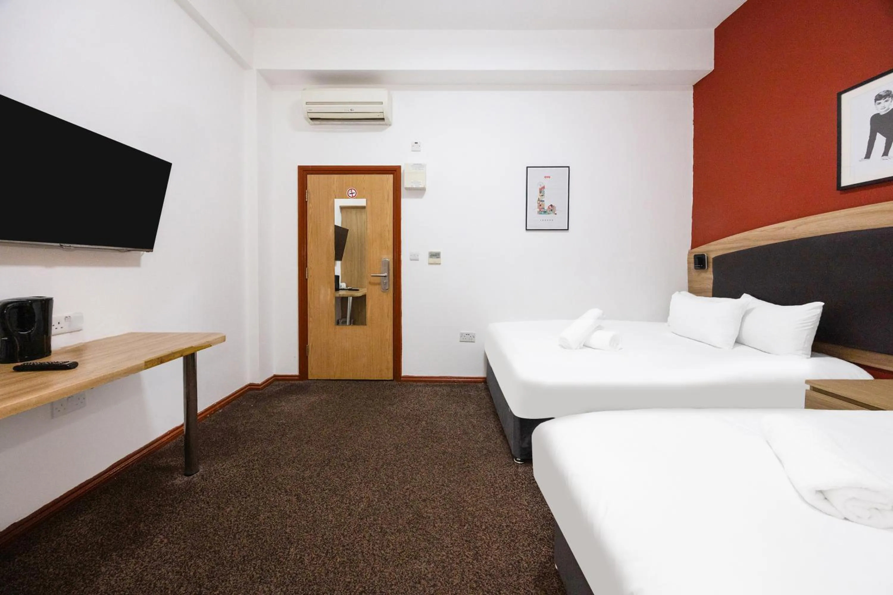 Bedroom, Bed in Arinza Hotel, London Ilford