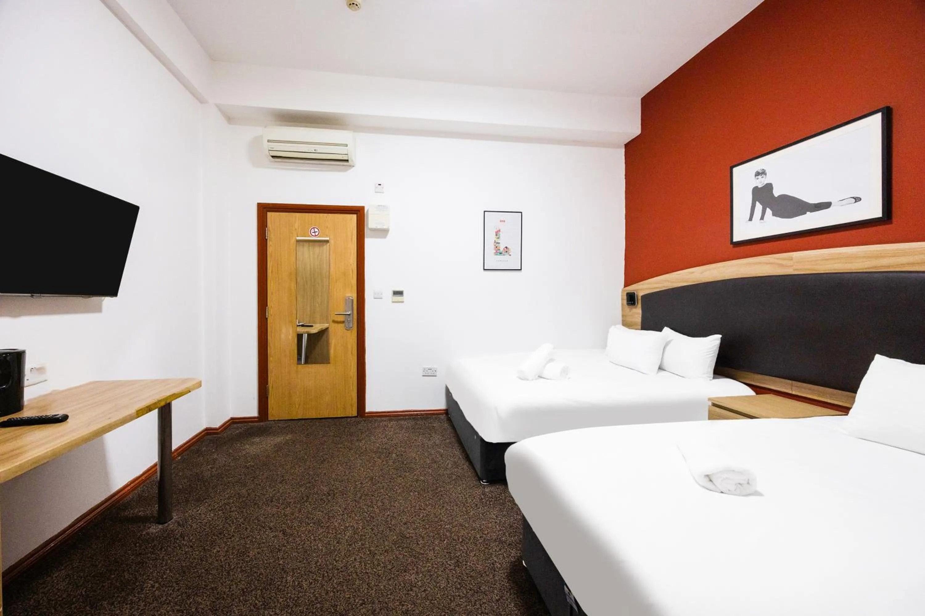 Bedroom, Bed in Arinza Hotel, London Ilford