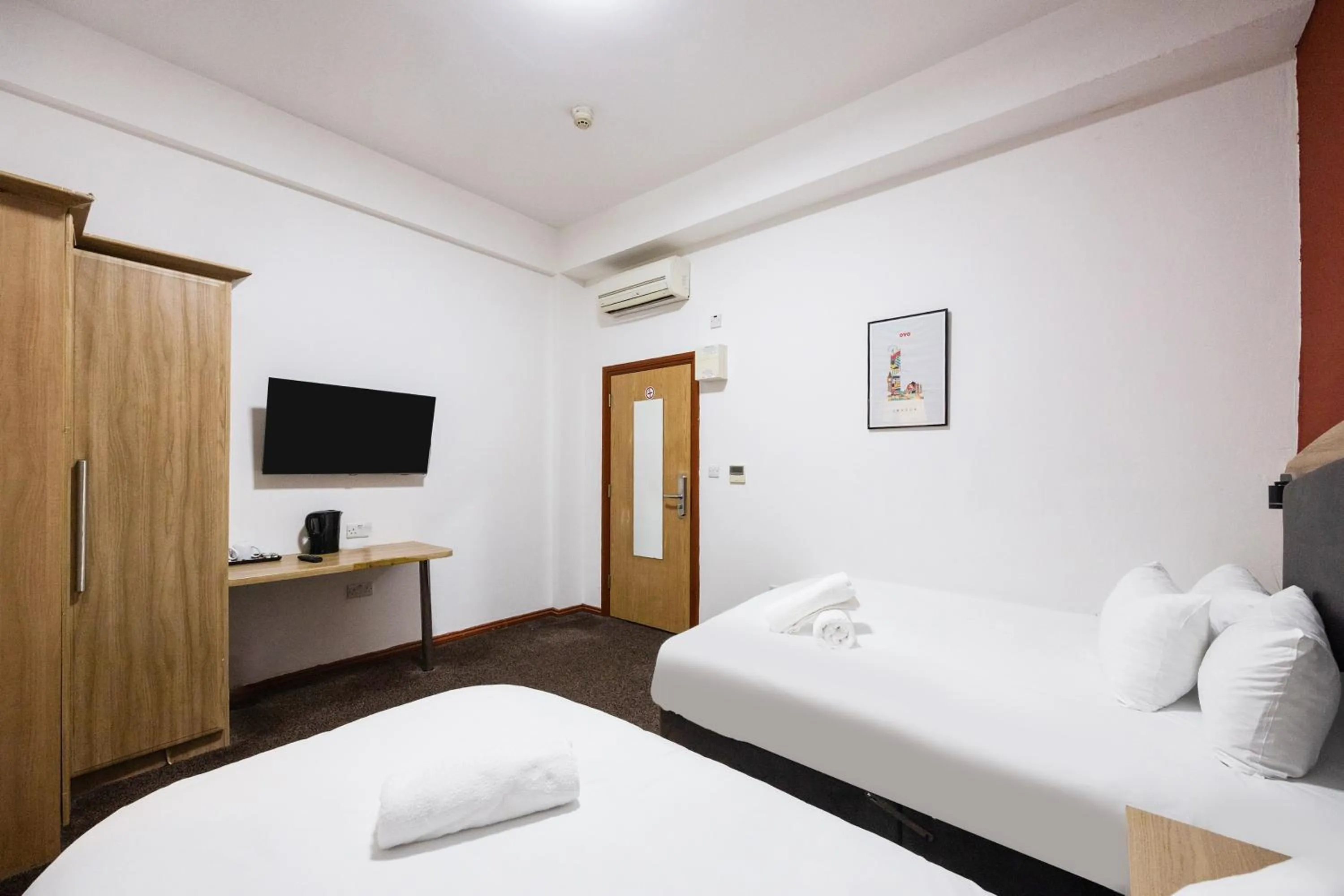 Bedroom, Bed in Arinza Hotel, London Ilford