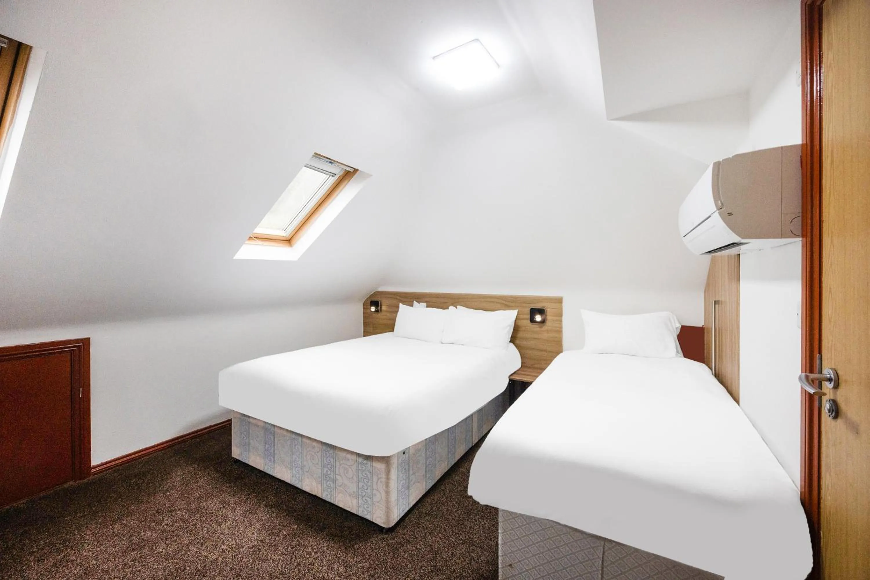 Bedroom, Bed in Arinza Hotel, London Ilford