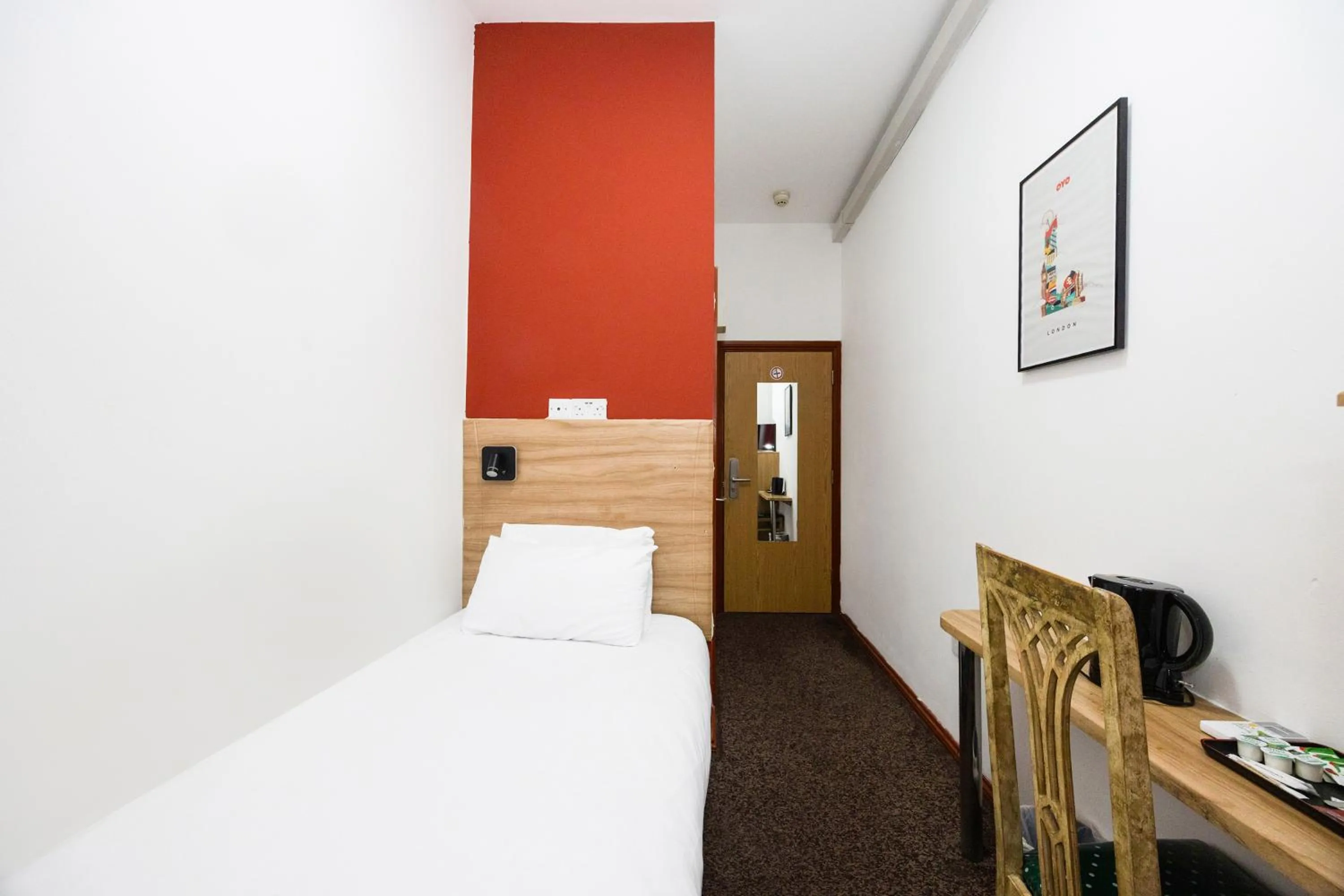 Bedroom, Bed in Arinza Hotel, London Ilford