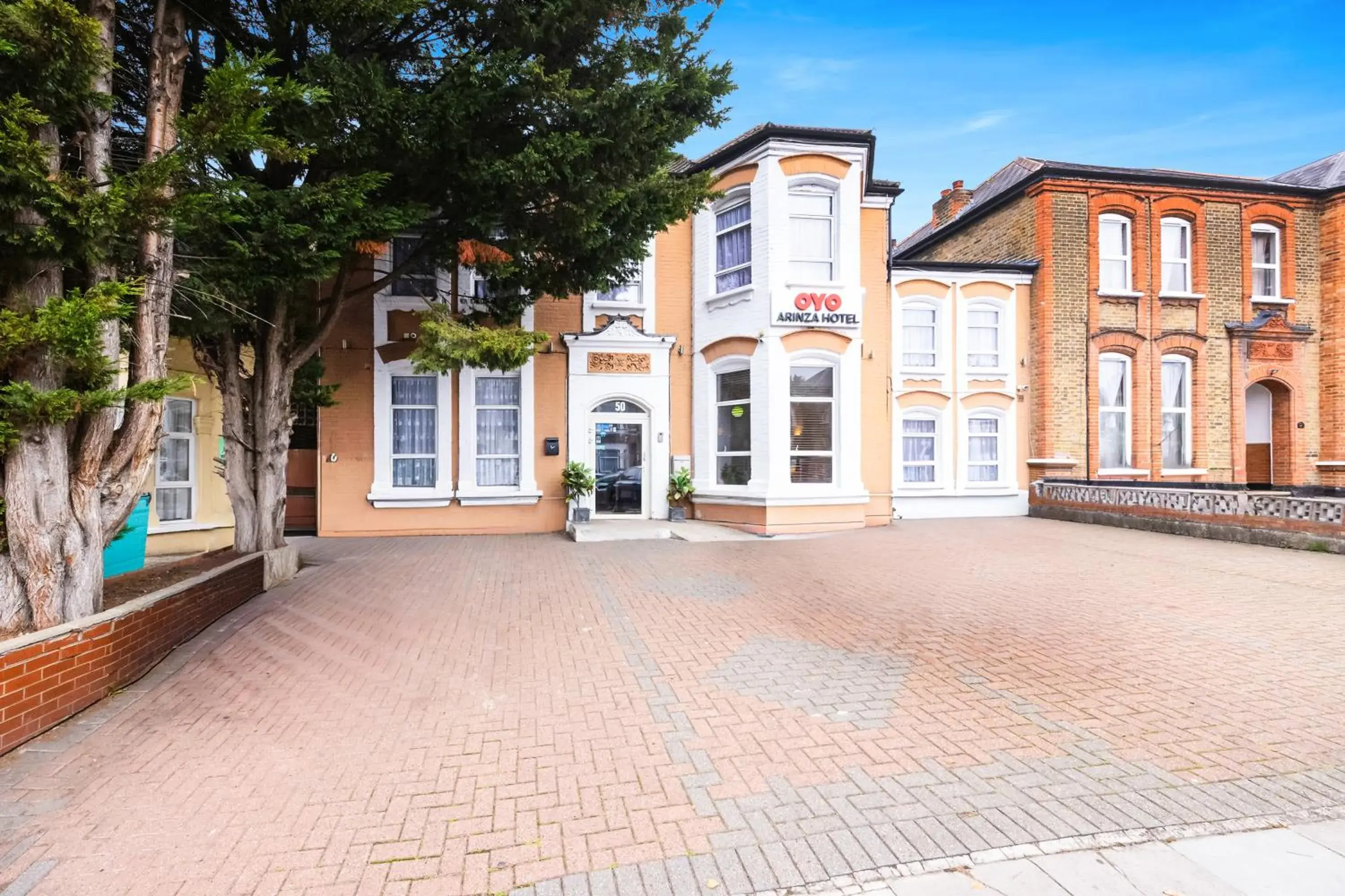 Property building in Arinza Hotel, London Ilford Property building in Arinza Hotel, London Ilford