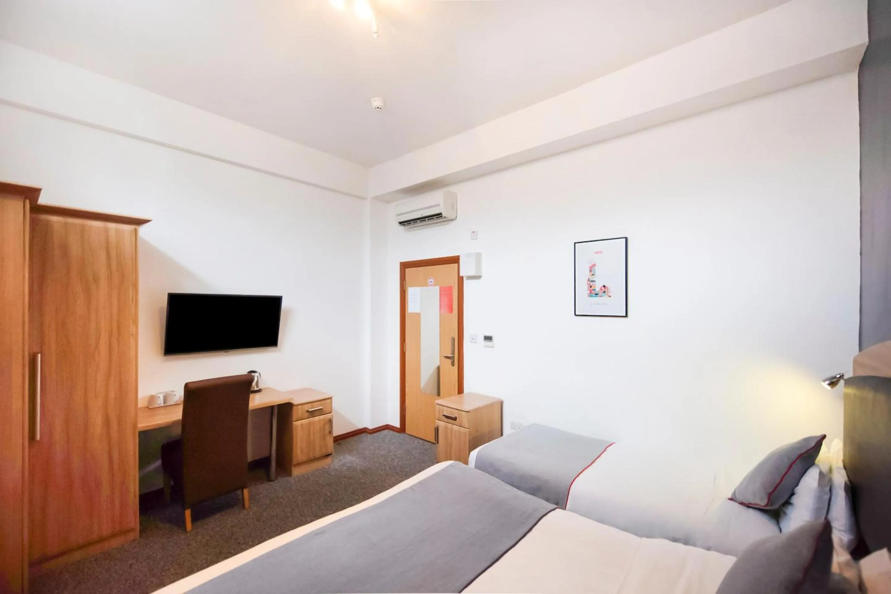 Bedroom, Bed in Arinza Hotel, London Ilford