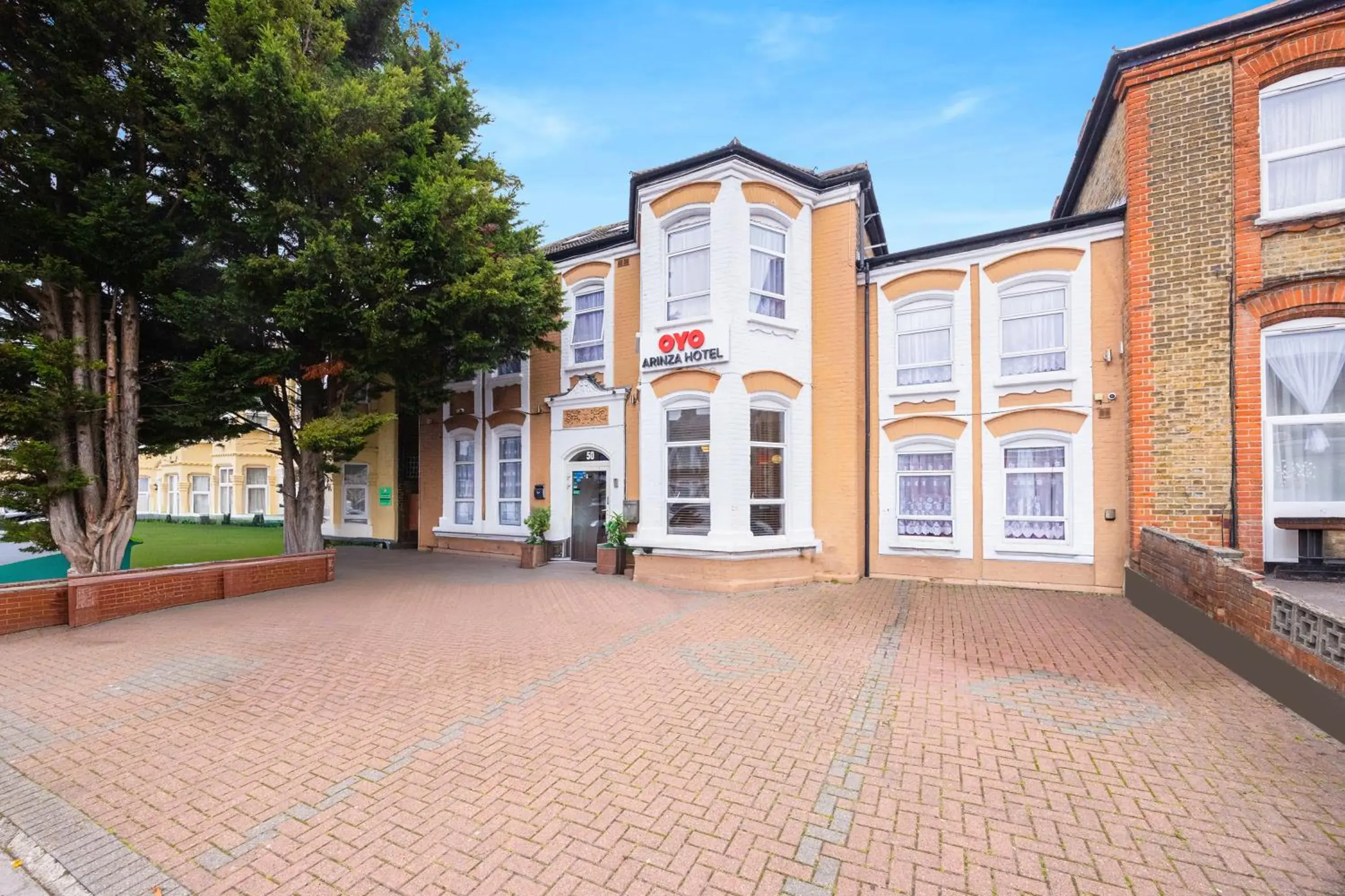 Property building in Arinza Hotel, London Ilford Property building in Arinza Hotel, London Ilford