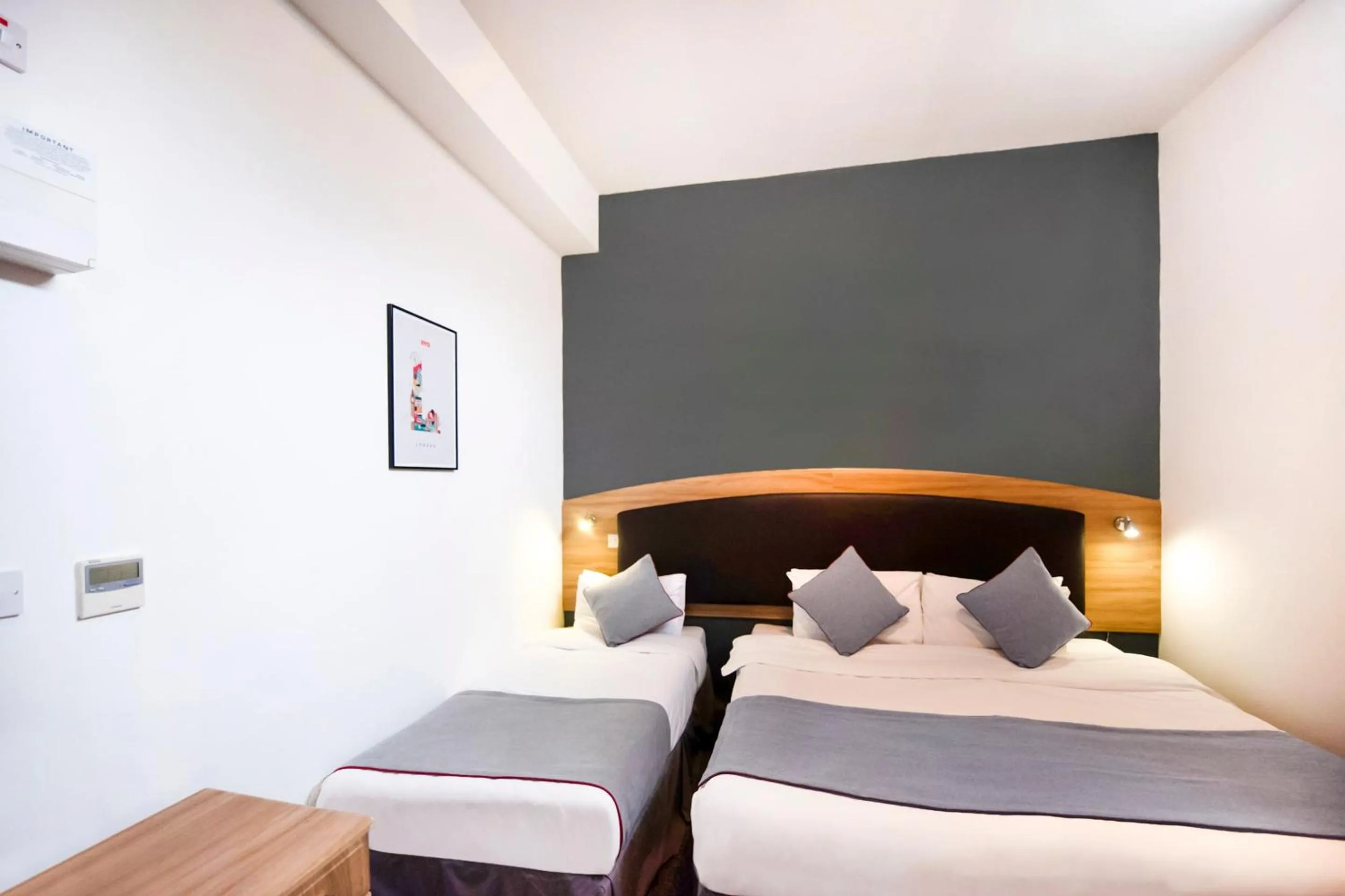 Bedroom, Bed in Arinza Hotel, London Ilford