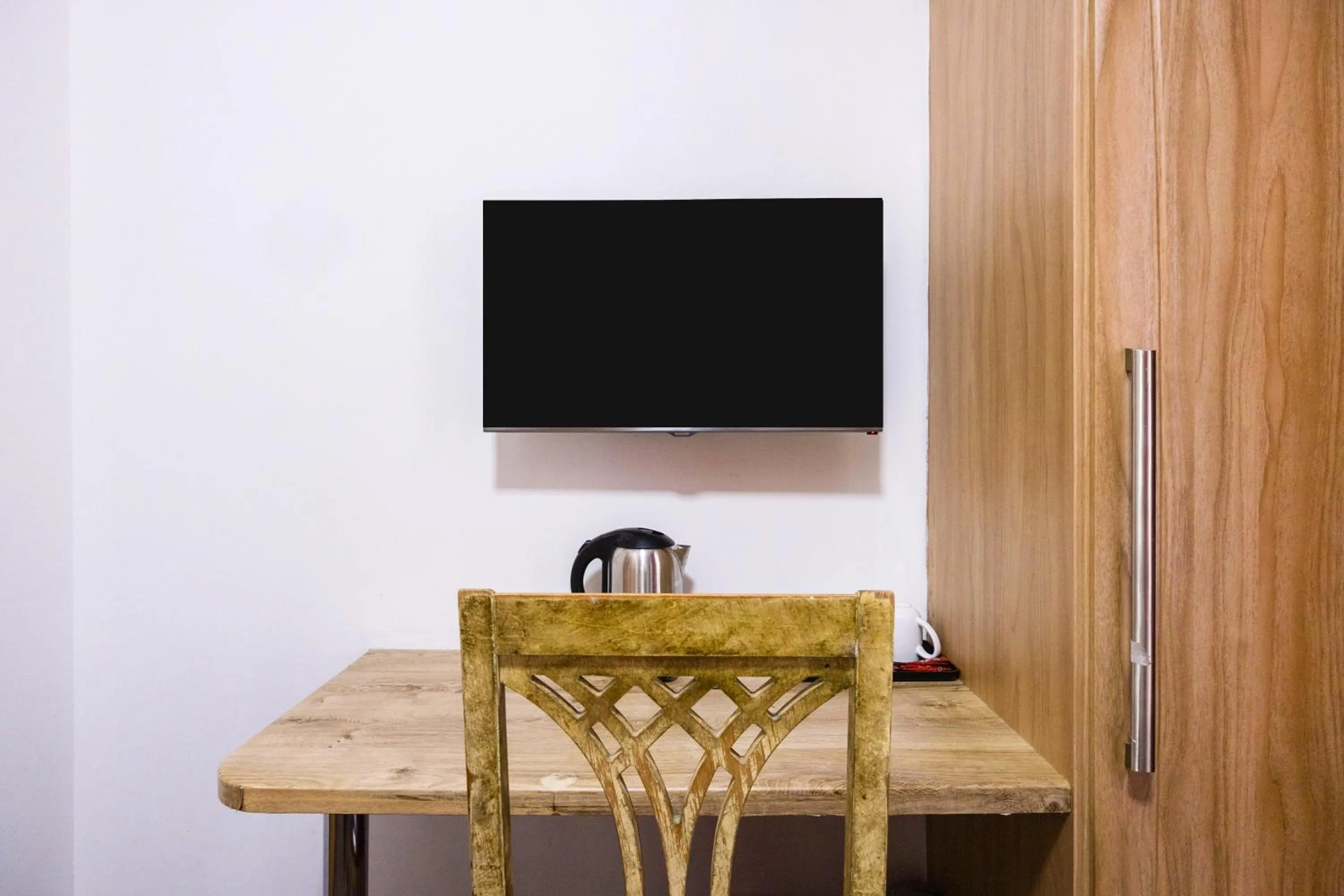 TV and multimedia in Arinza Hotel, London Ilford