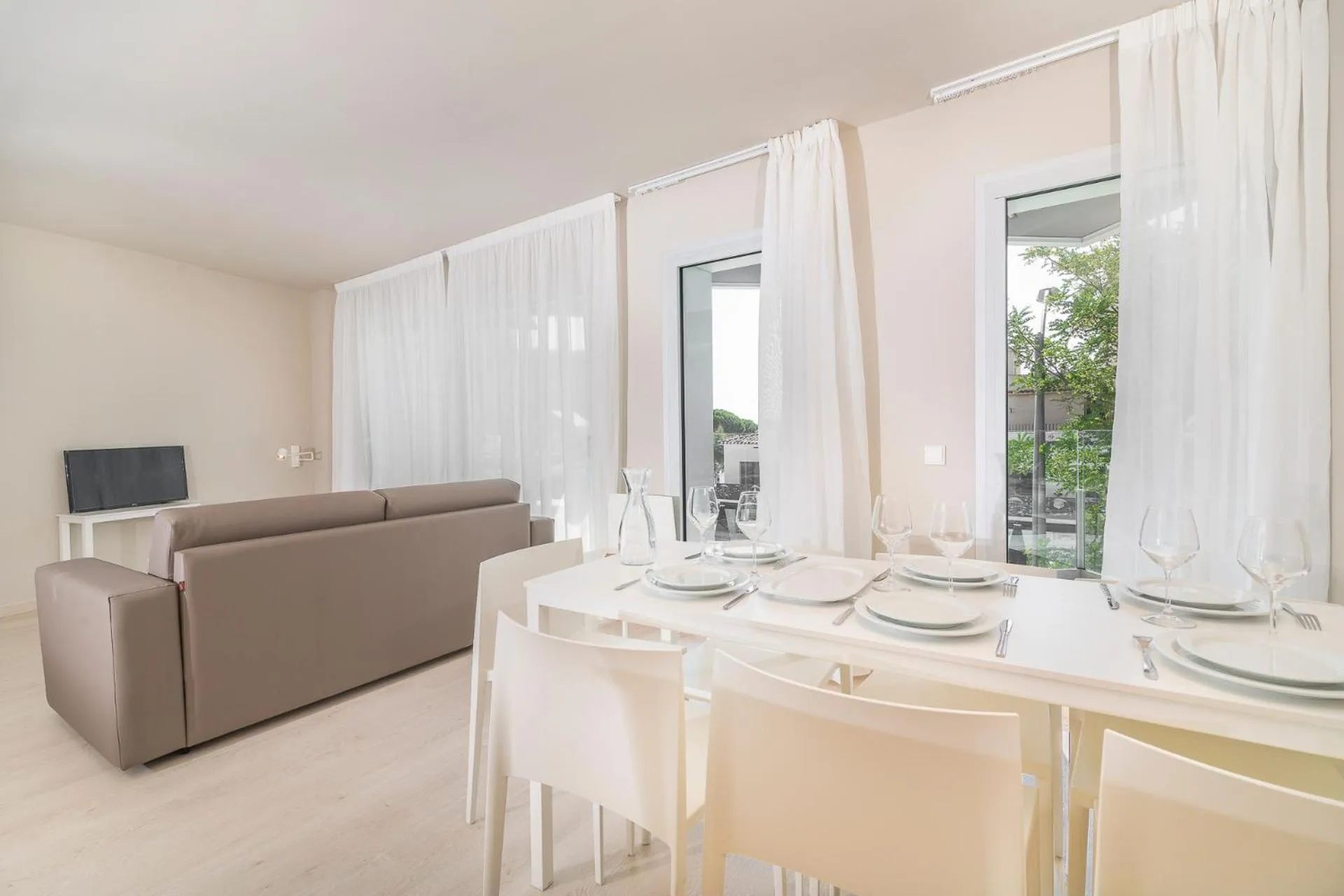 Dining area in Daro Apartments