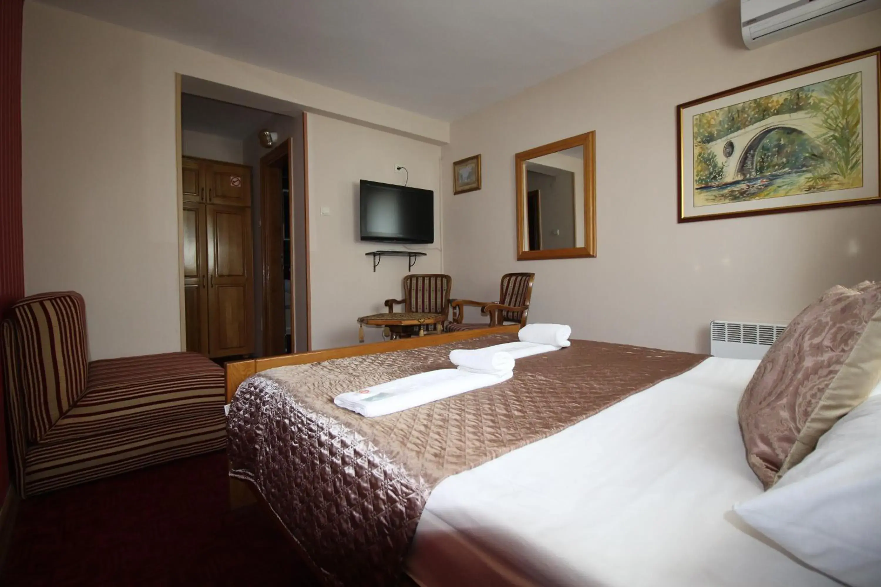 Deluxe Double Room with Mountain View - single occupancy in Pansion Stari Grad Deluxe Double Room with Mountain View - single occupancy in Pansion Stari Grad