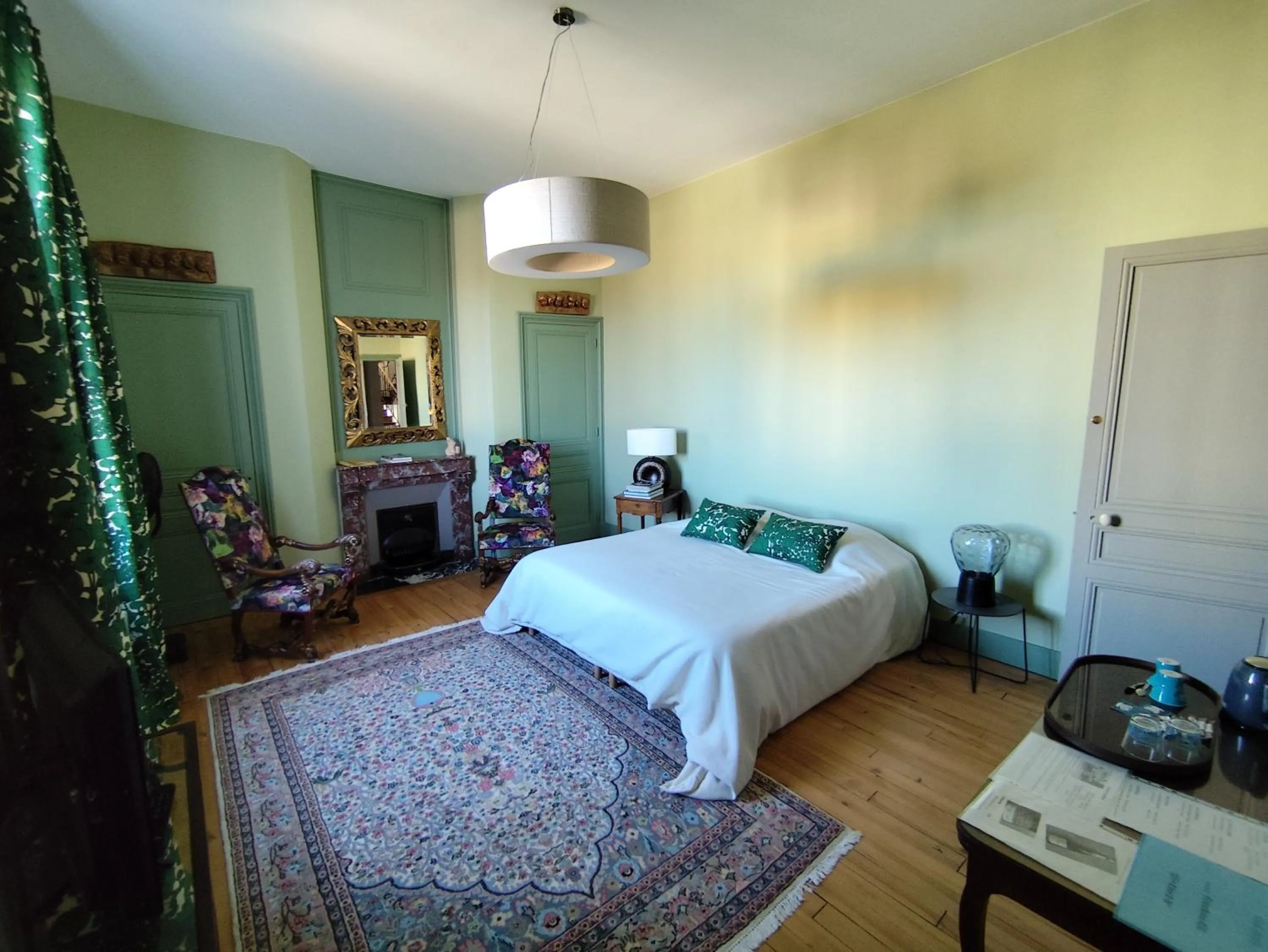 Photo of the whole room, Bed in CLOCHI-CLOCHA