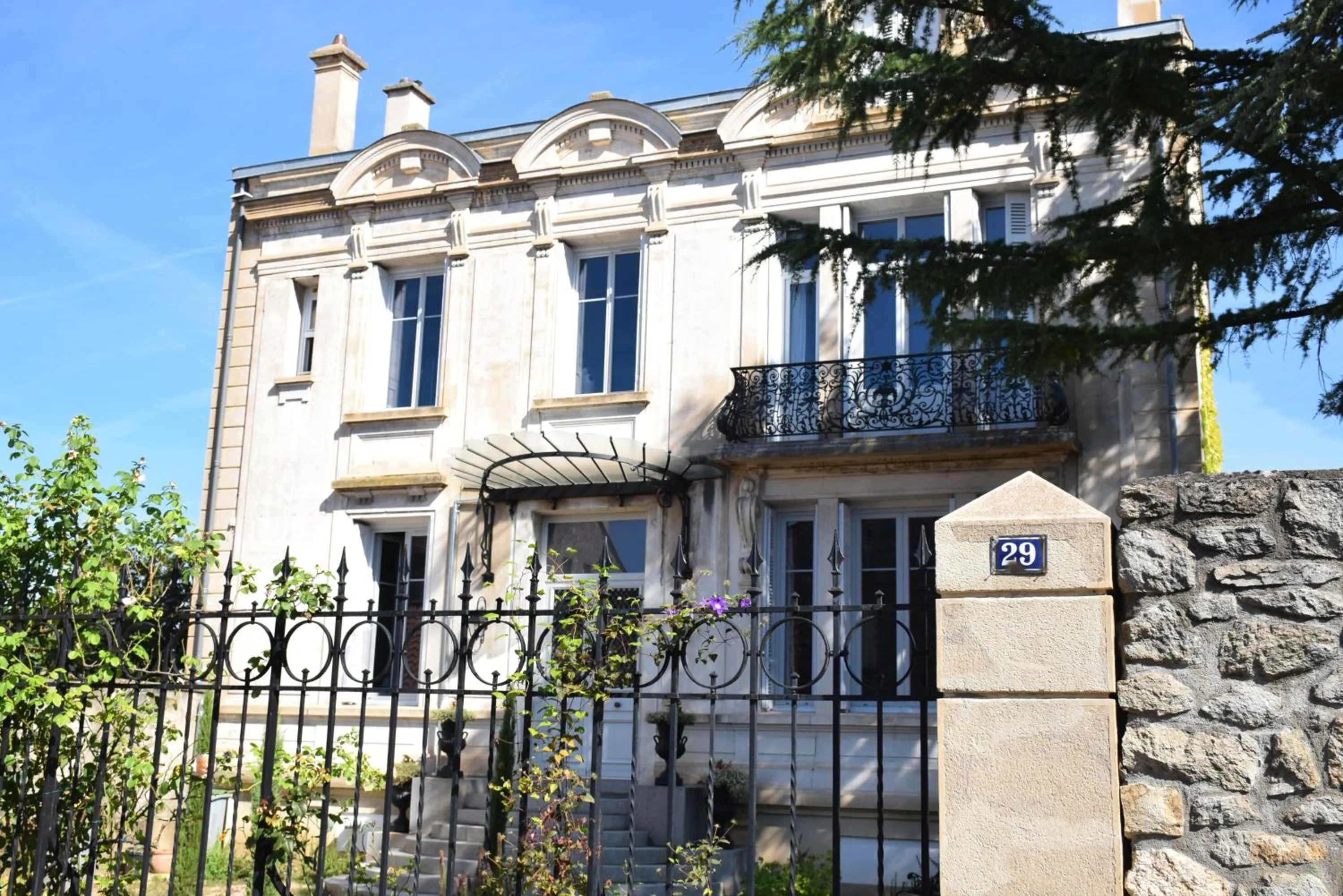 Facade/entrance in CLOCHI-CLOCHA