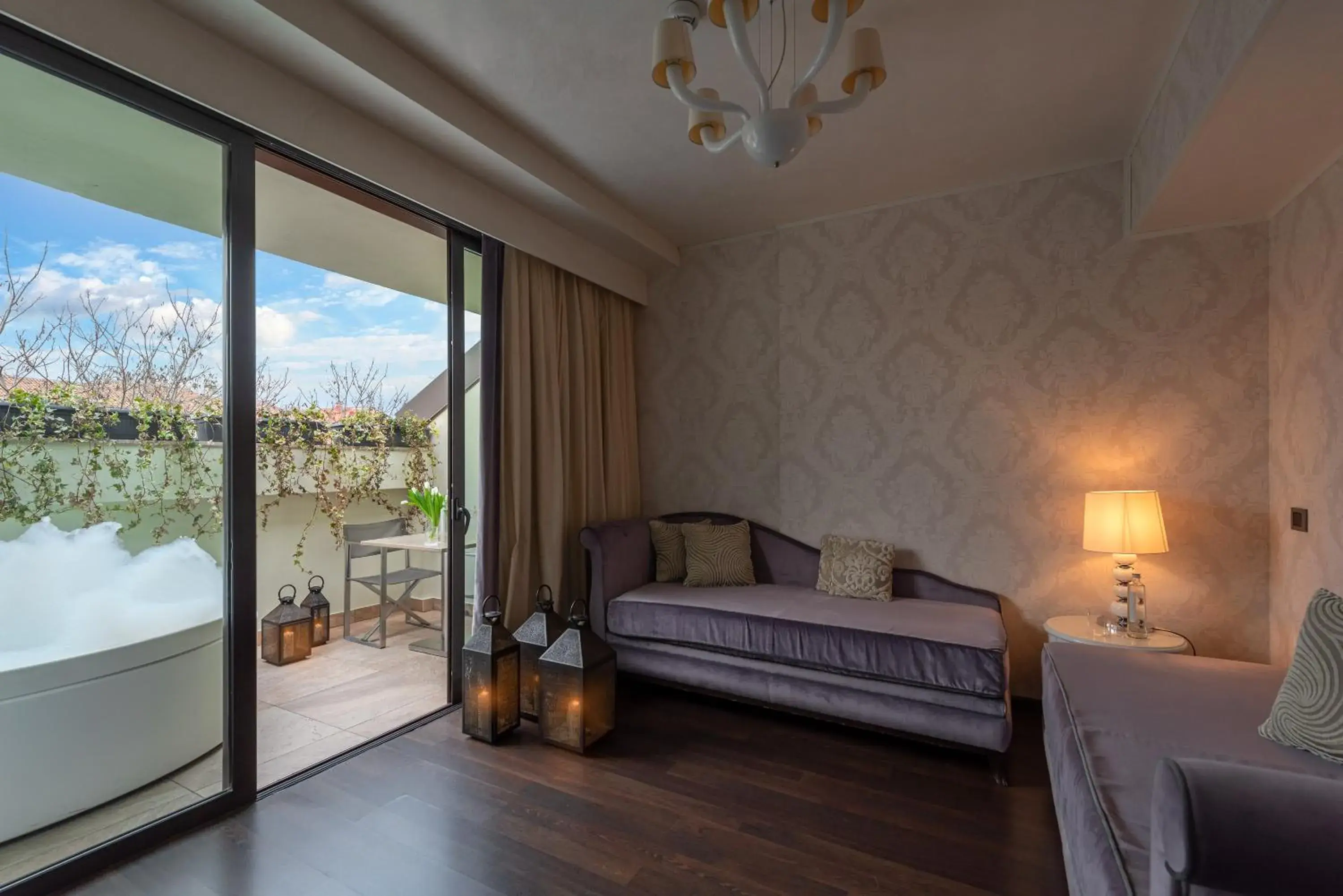 Hot Tub, Bed in Carnival Palace - Venice Collection Hot Tub, Bed in Carnival Palace - Venice Collection