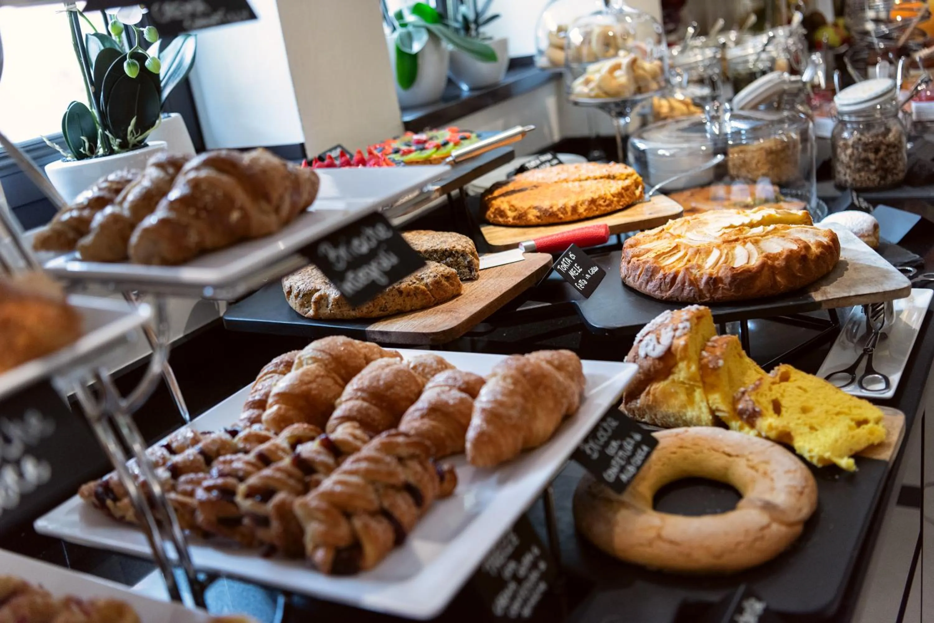 Breakfast in Carnival Palace - Venice Collection
