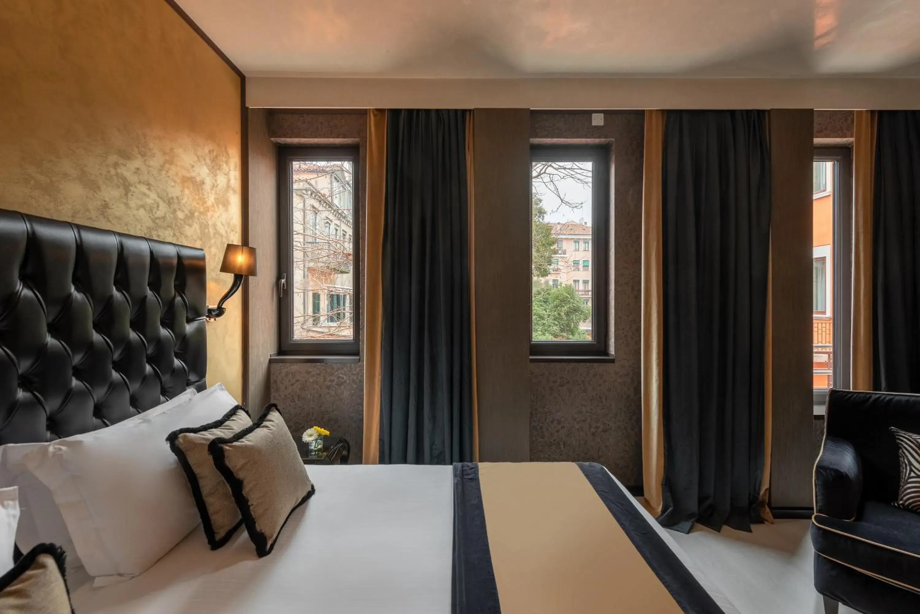 Garden view, Bed in Carnival Palace - Venice Collection Garden view, Bed in Carnival Palace - Venice Collection