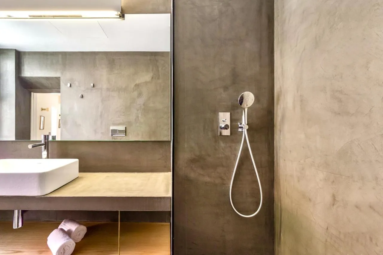 Shower in Douro River Studios