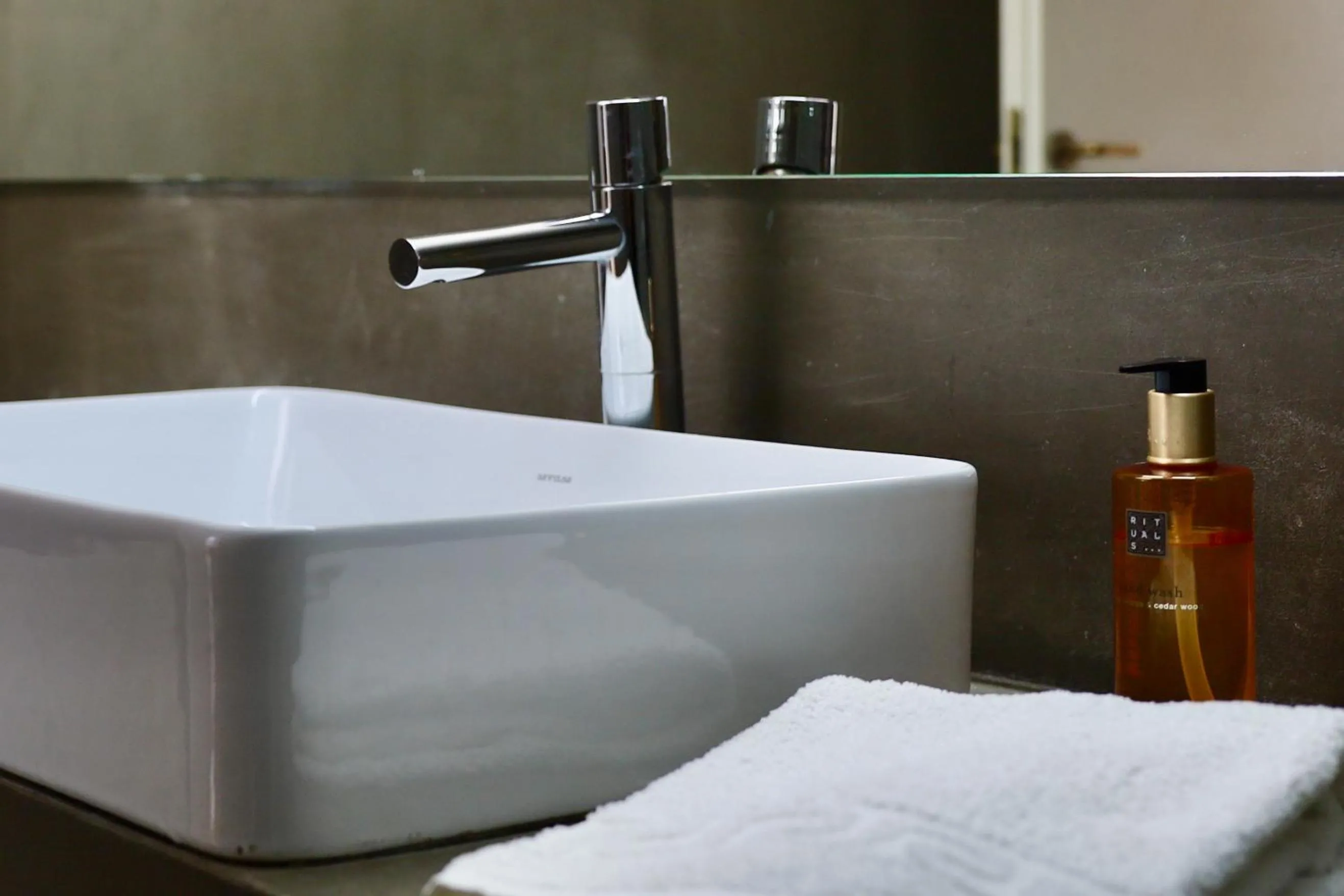 Bathroom in Douro River Studios