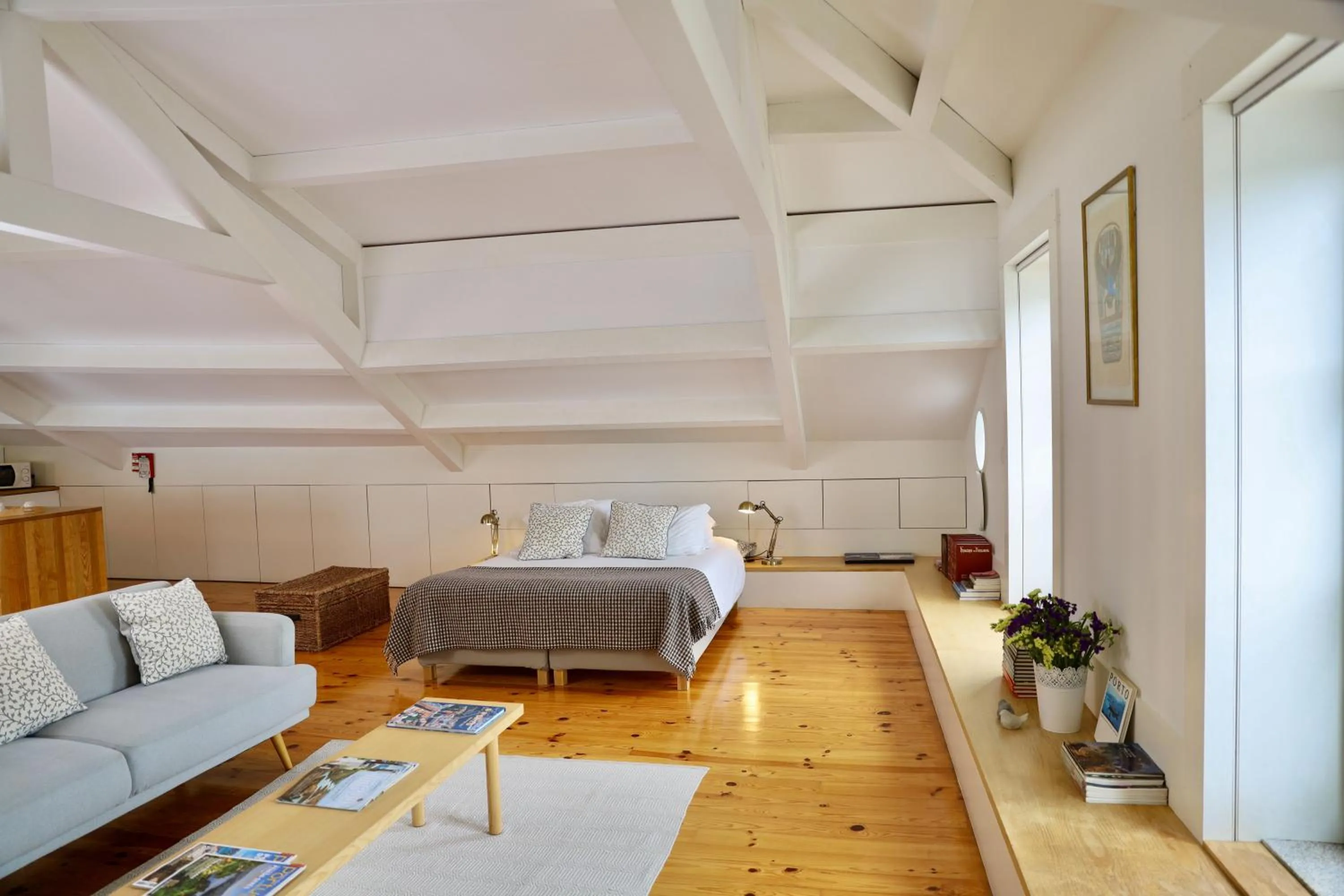 Communal lounge/ TV room, Bed in Douro River Studios
