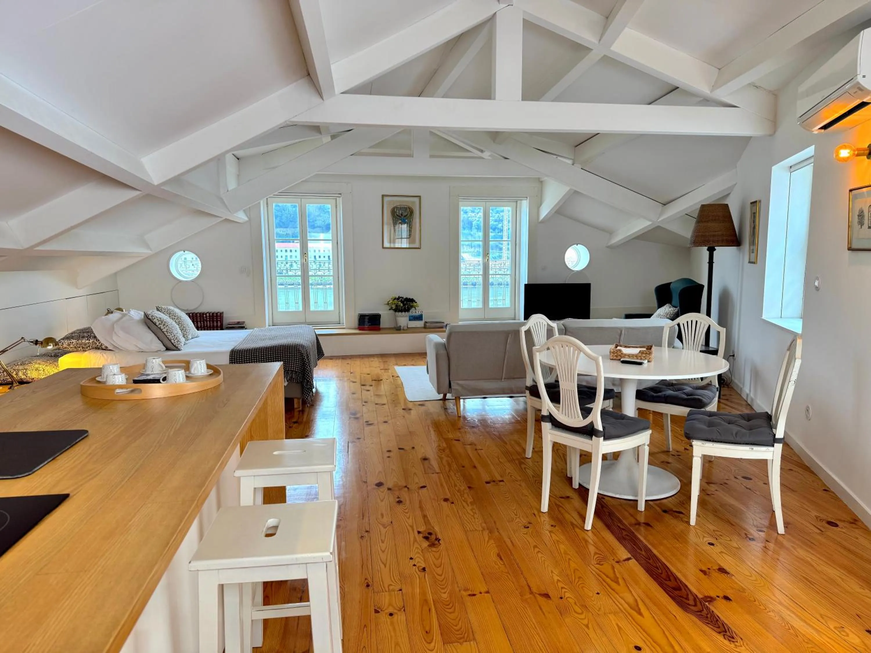 Communal lounge/ TV room in Douro River Studios