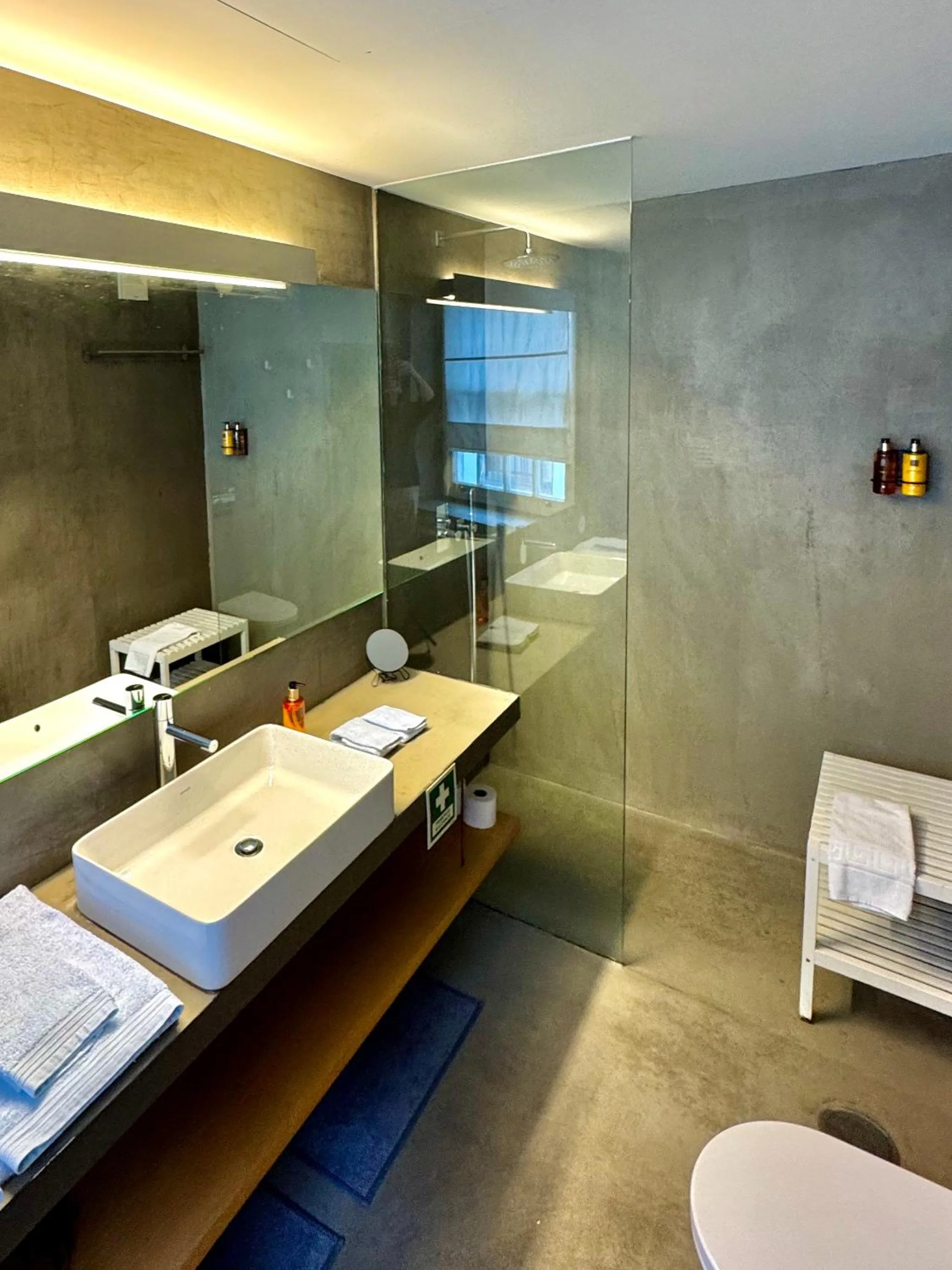 Bathroom in Douro River Studios