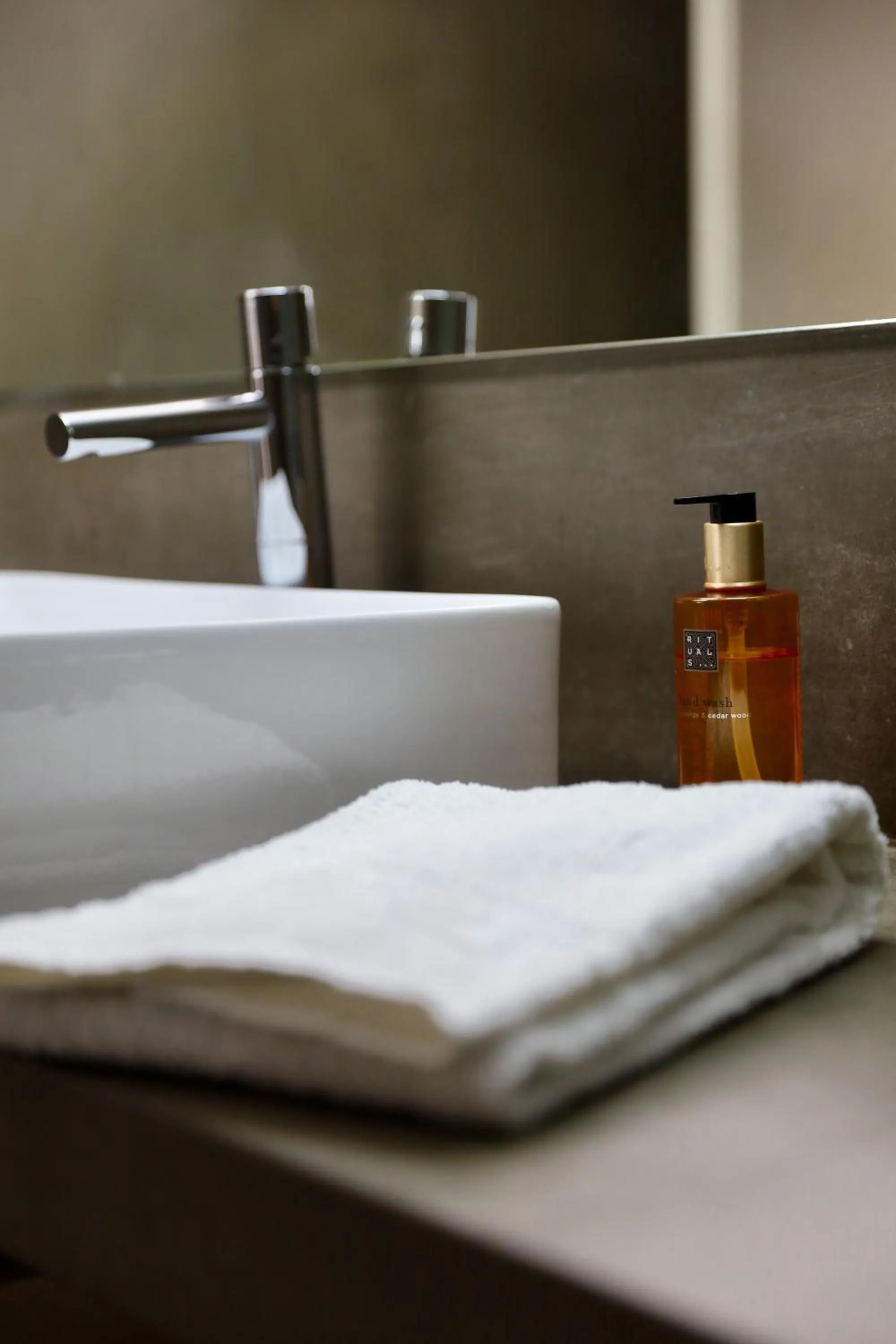 Bathroom in Douro River Studios
