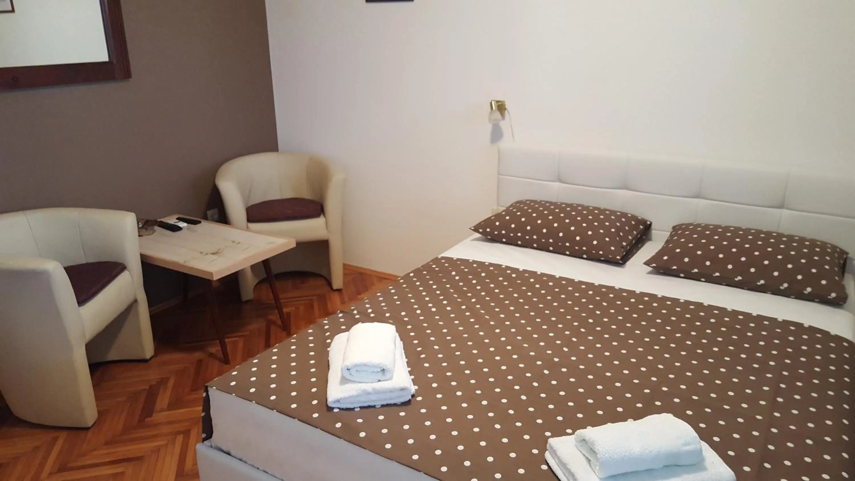 Double Room in Apartments Ana+3