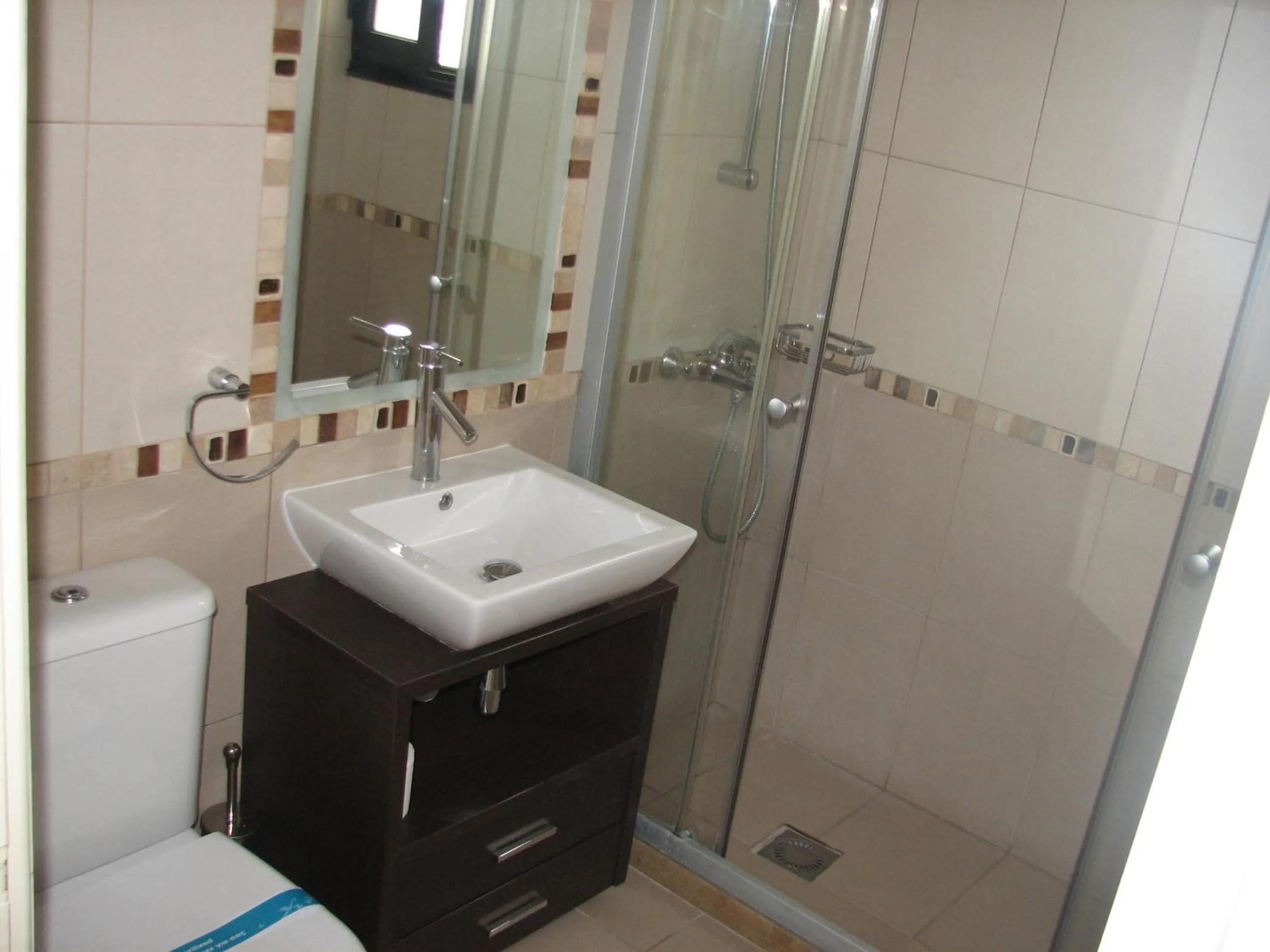 Shower in Hill View Hotel Apartments