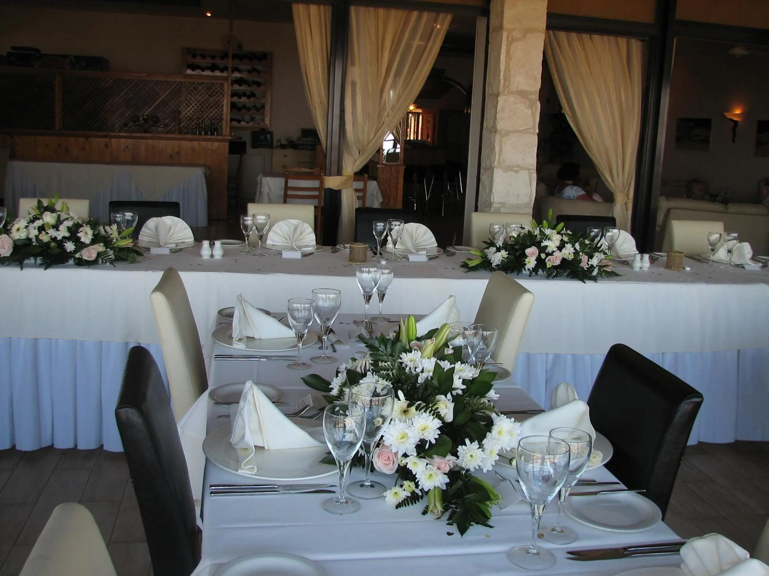 Restaurant/places to eat in Hill View Hotel Apartments