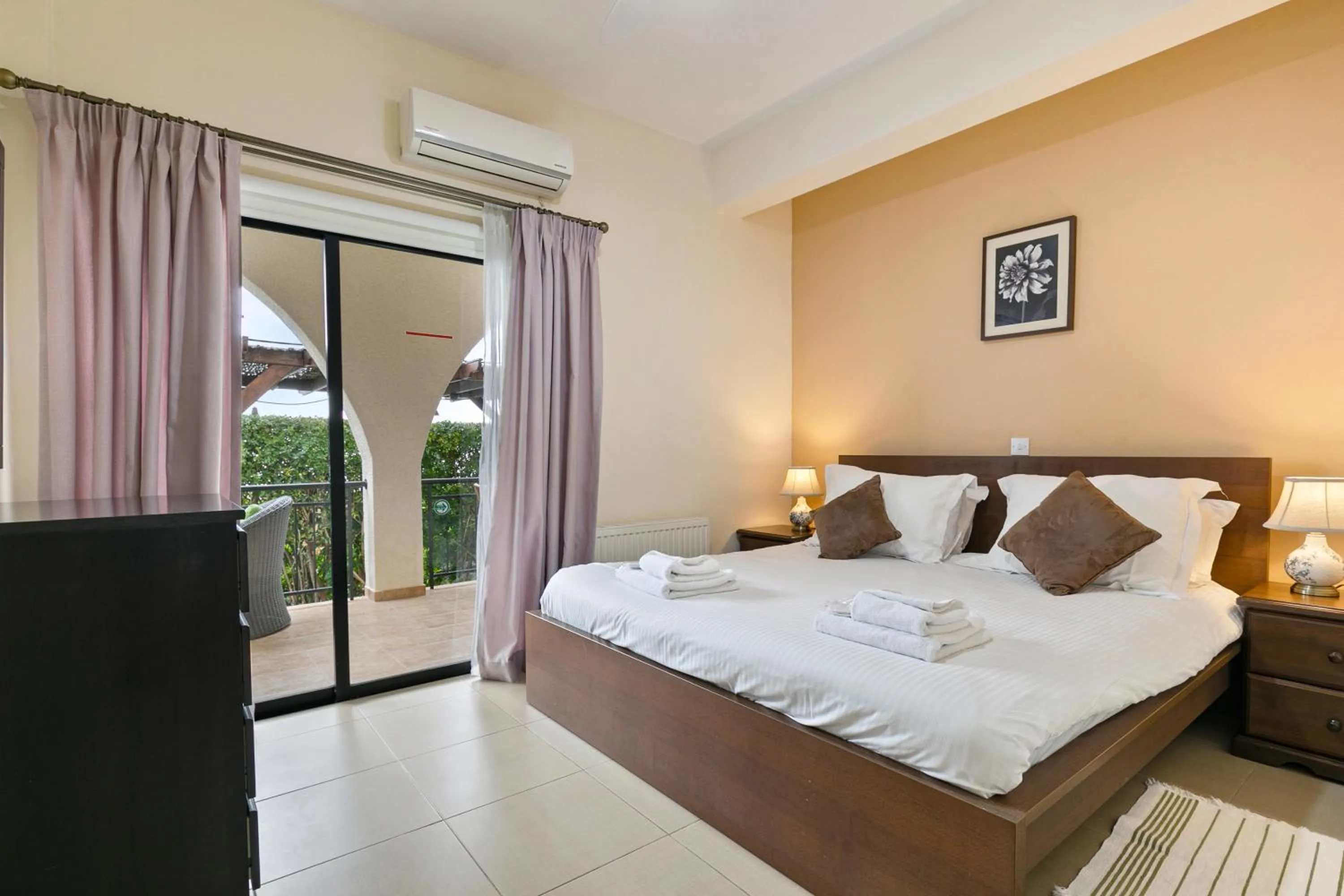 Bed in Hill View Hotel Apartments