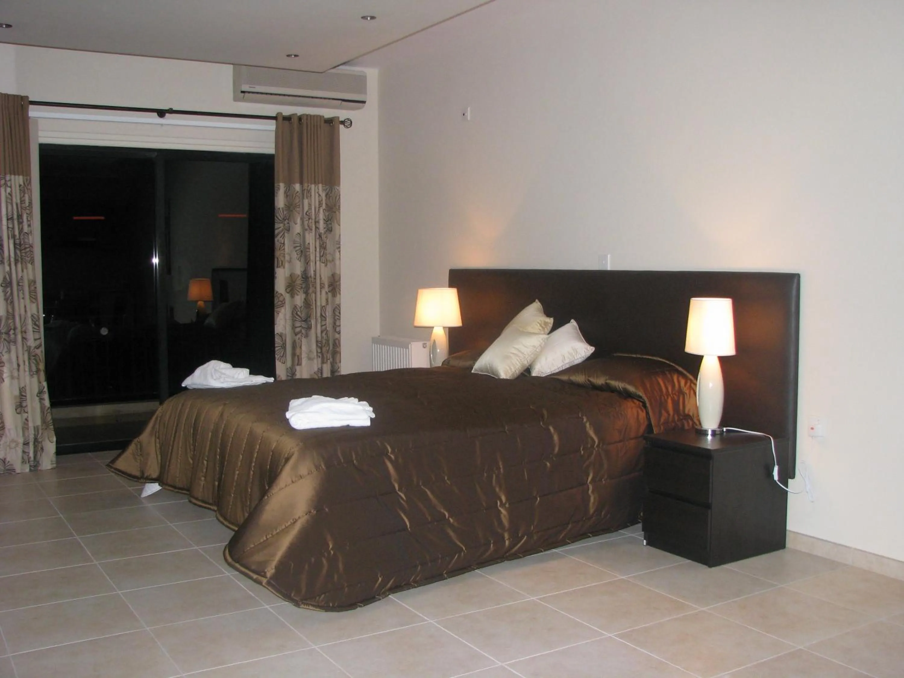 Bed in Hill View Hotel Apartments