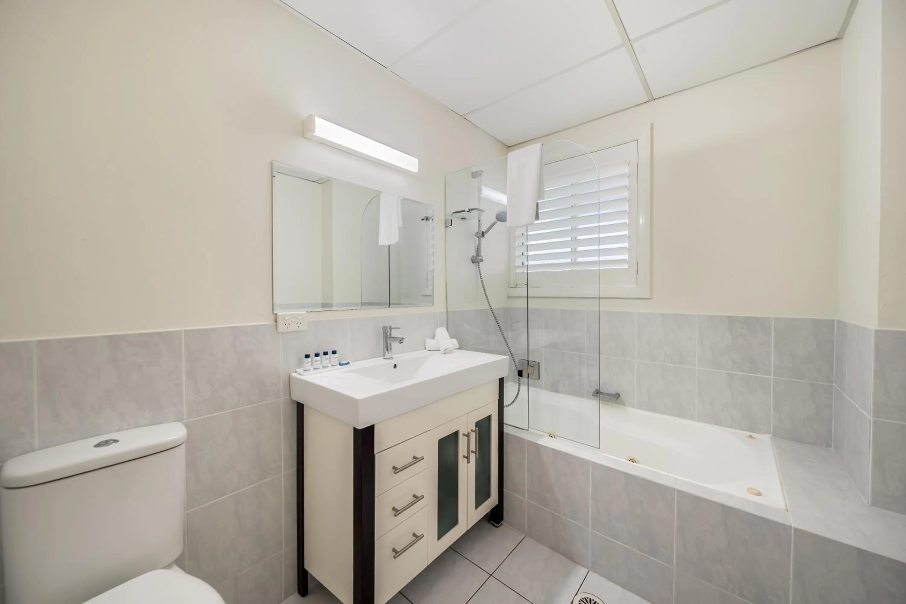 Bathroom in Oaks Port Stephens Pacific Blue Resort