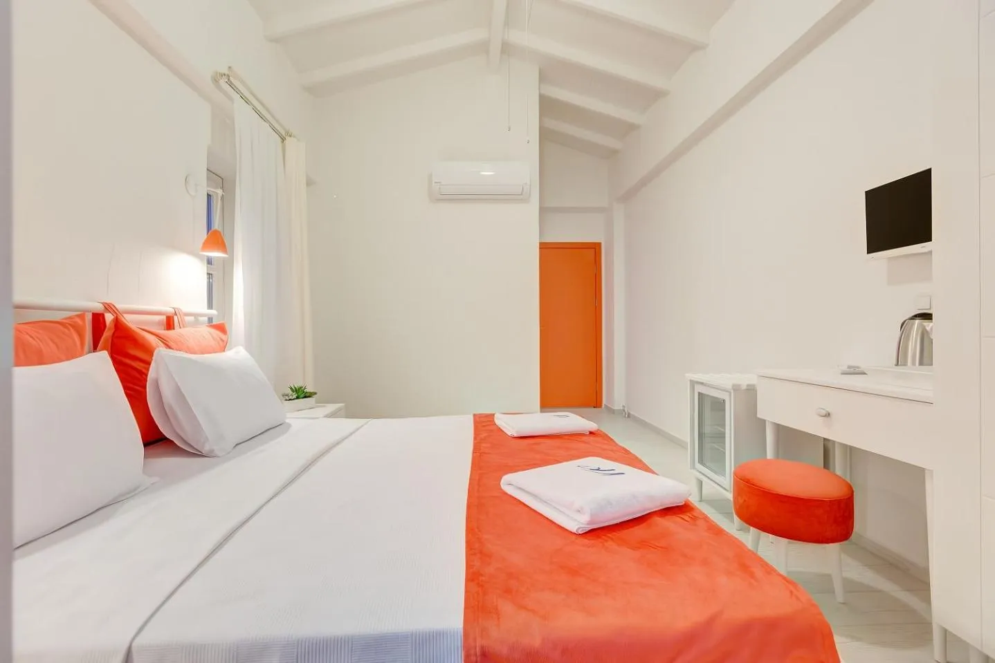 Photo of the whole room, Bed in Villa Peri Alacati