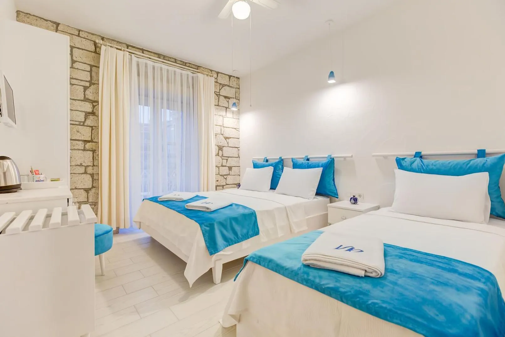 Photo of the whole room, Bed in Villa Peri Alacati