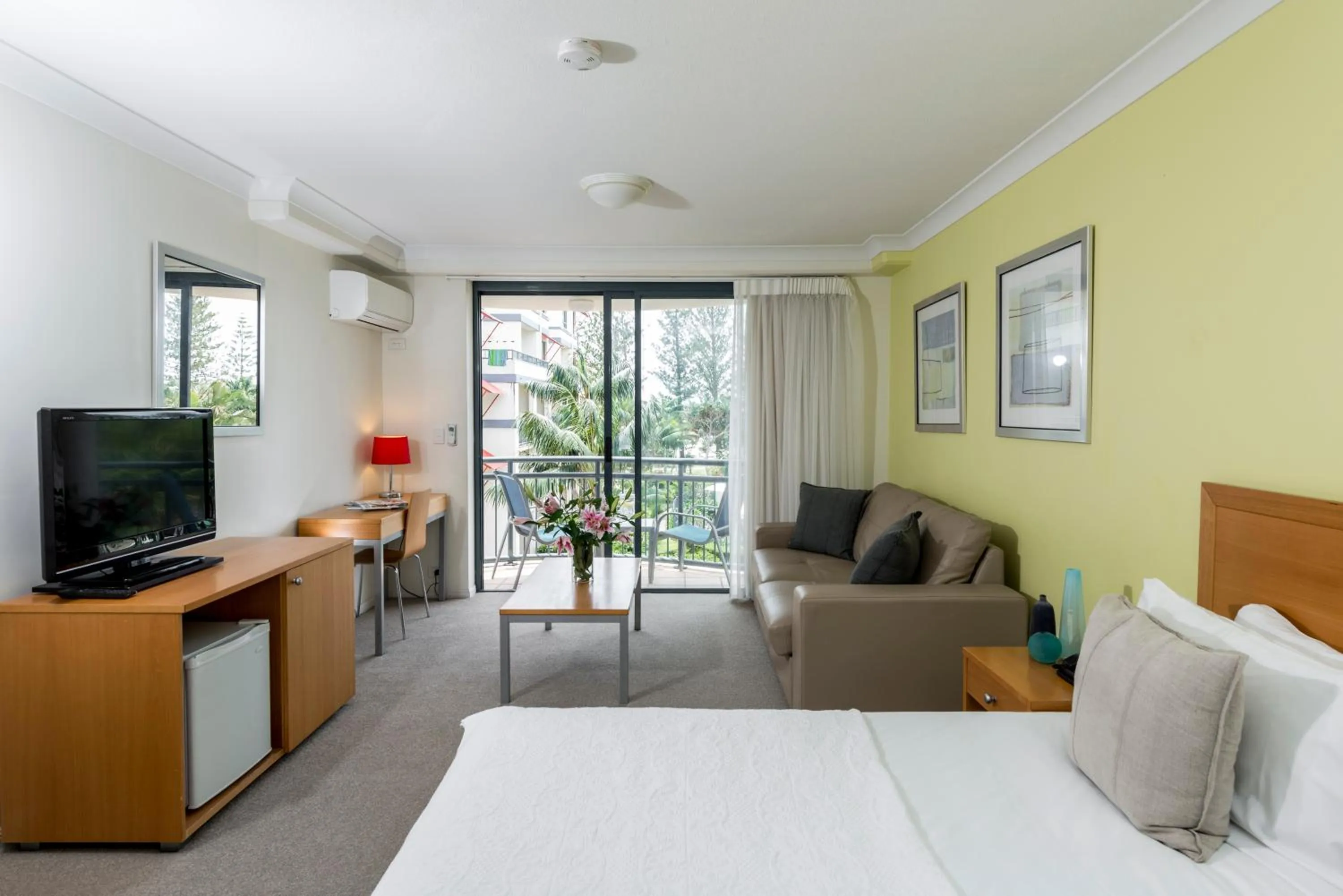 Bedroom, Bed in Oaks Gold Coast Calypso Plaza Suites