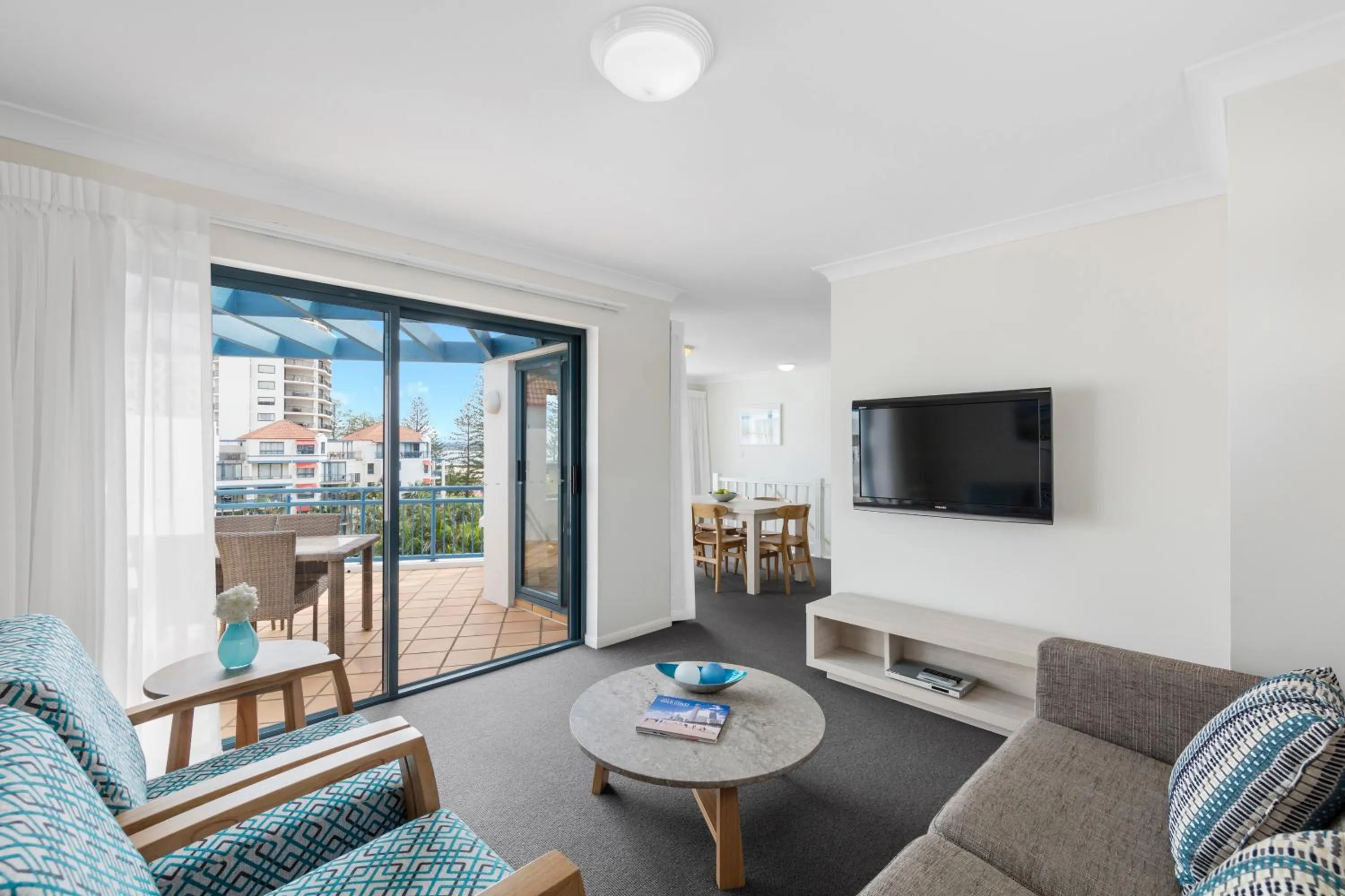 TV and multimedia in Oaks Gold Coast Calypso Plaza Suites