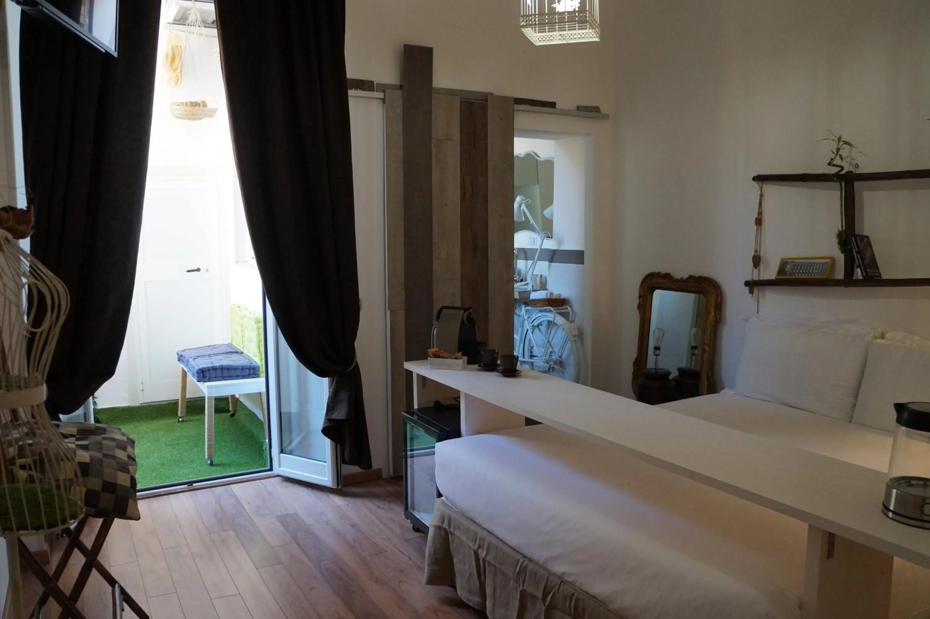 Photo of the whole room, Bed in Jacuzzi Rooms