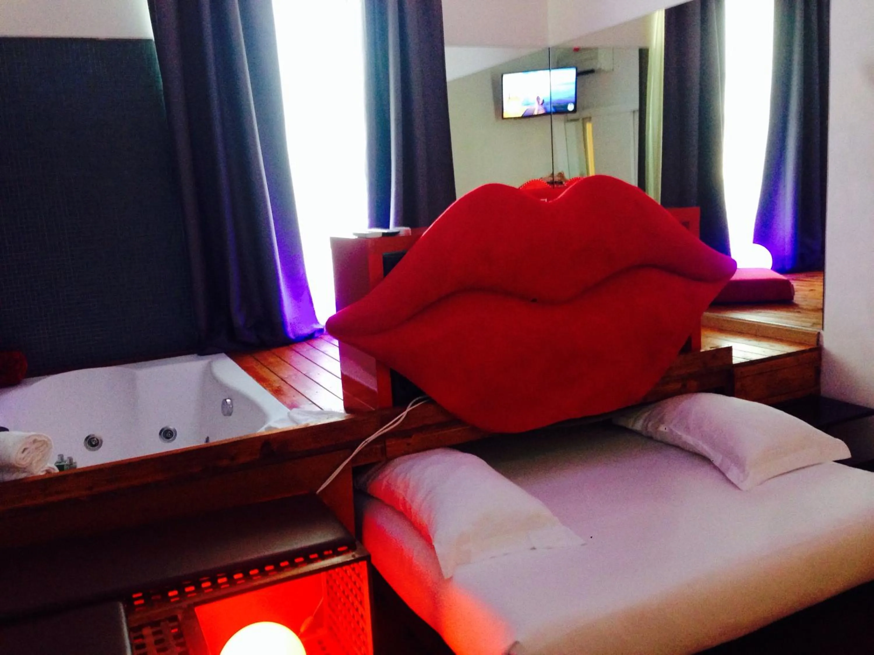 Hot Tub, Bed in Jacuzzi Rooms