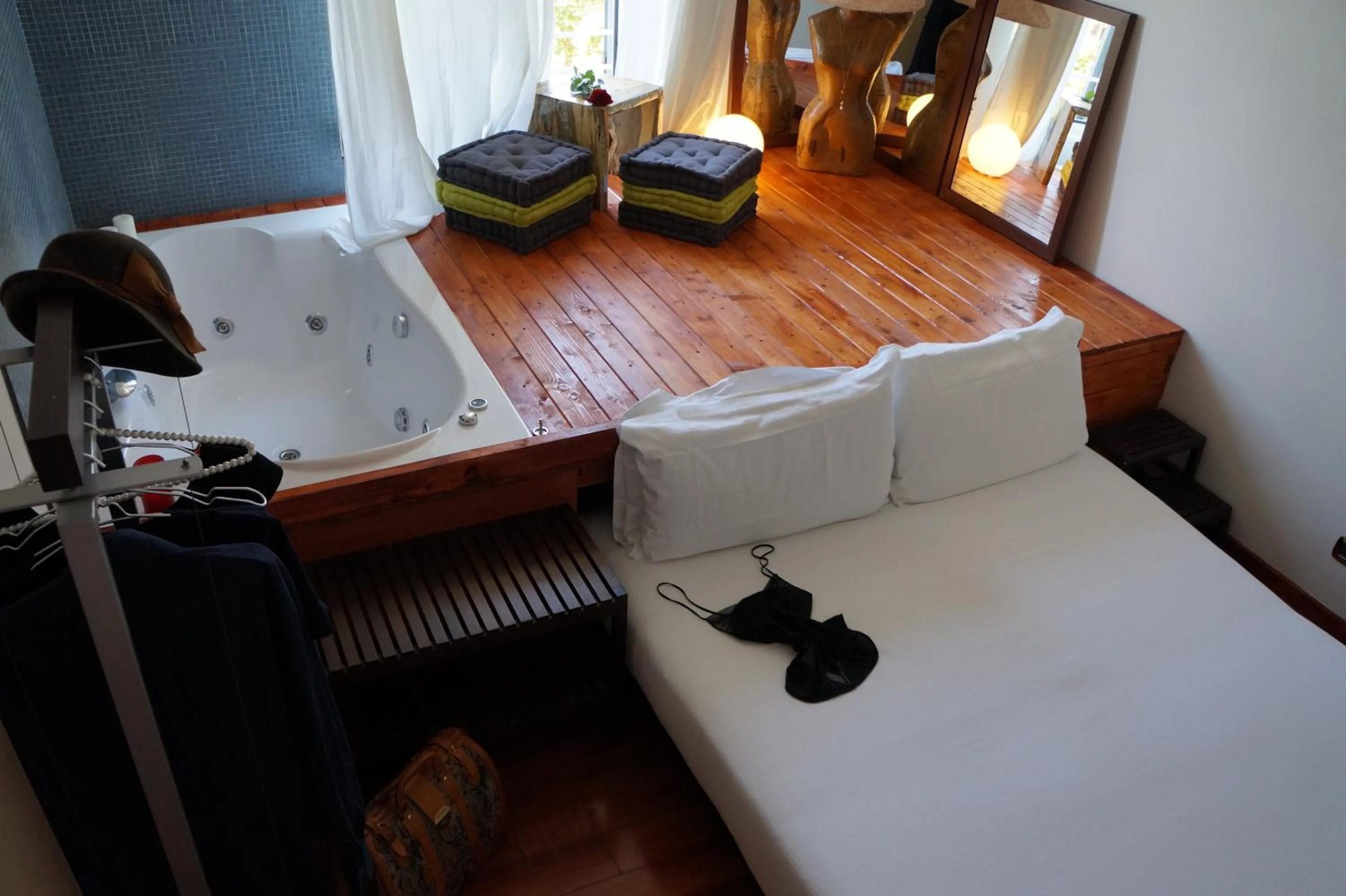 Photo of the whole room, Bed in Jacuzzi Rooms