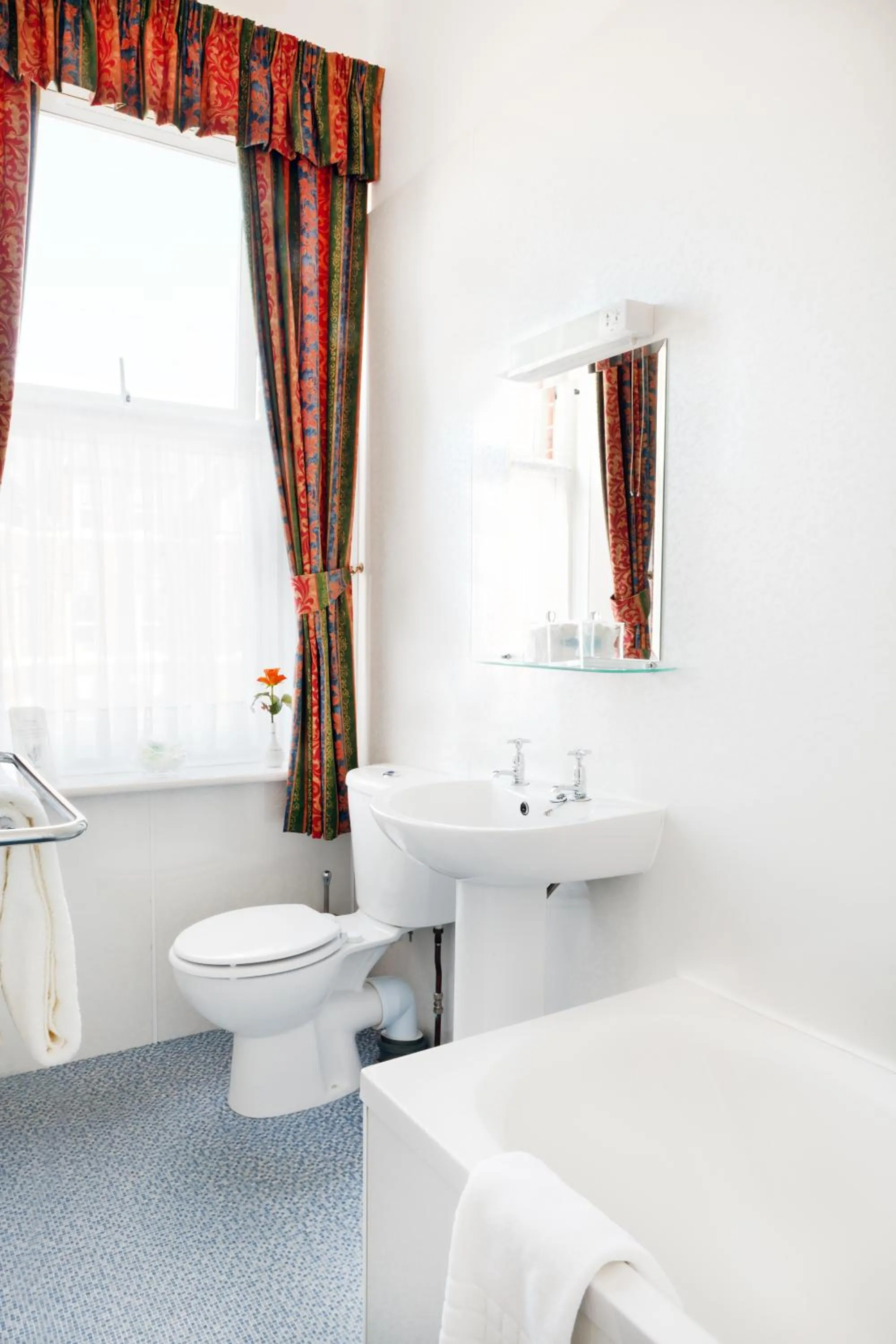 Toilet, Bed in Saxonville Hotel