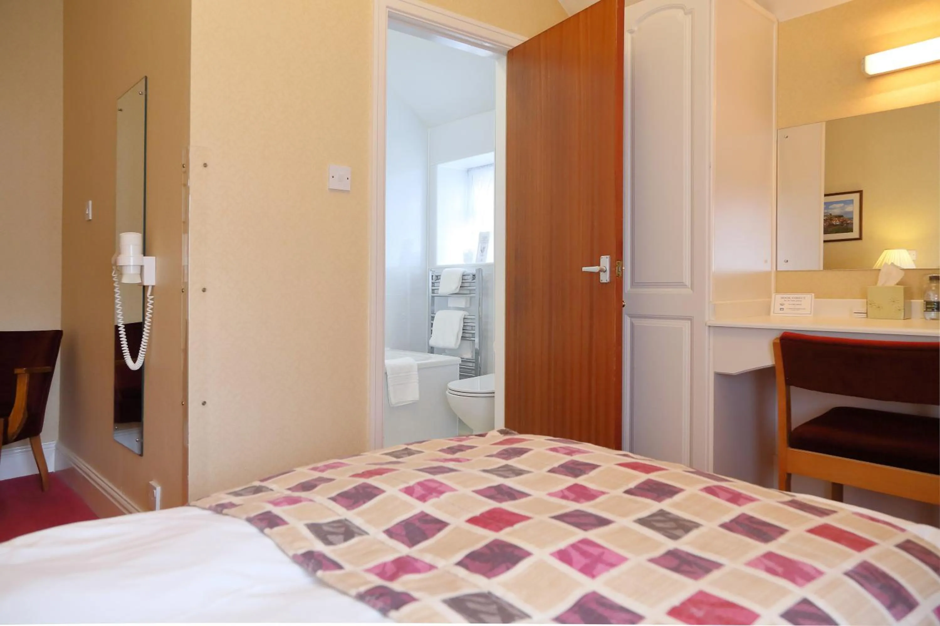 Toilet, Bed in Saxonville Hotel