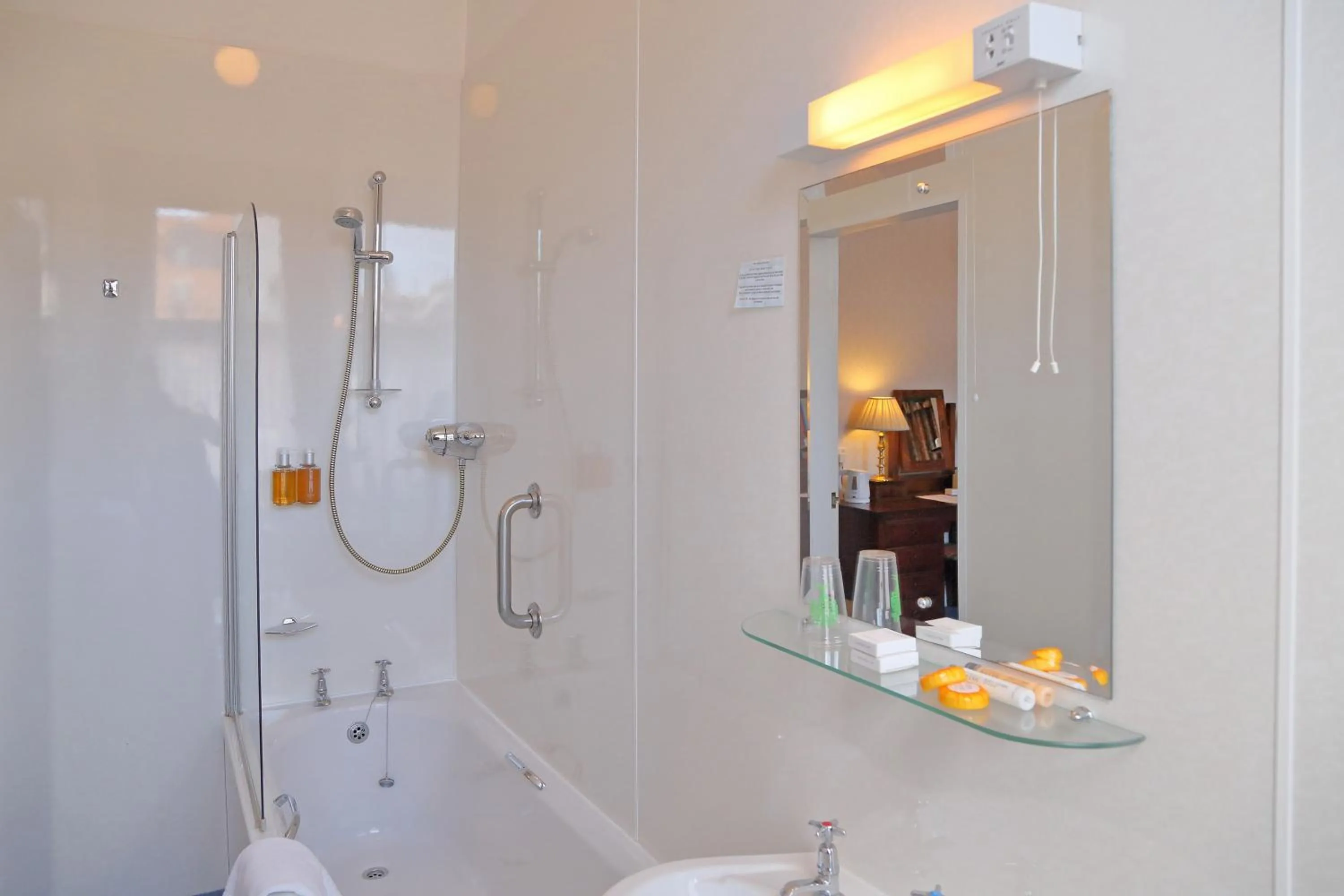 Toilet in Saxonville Hotel