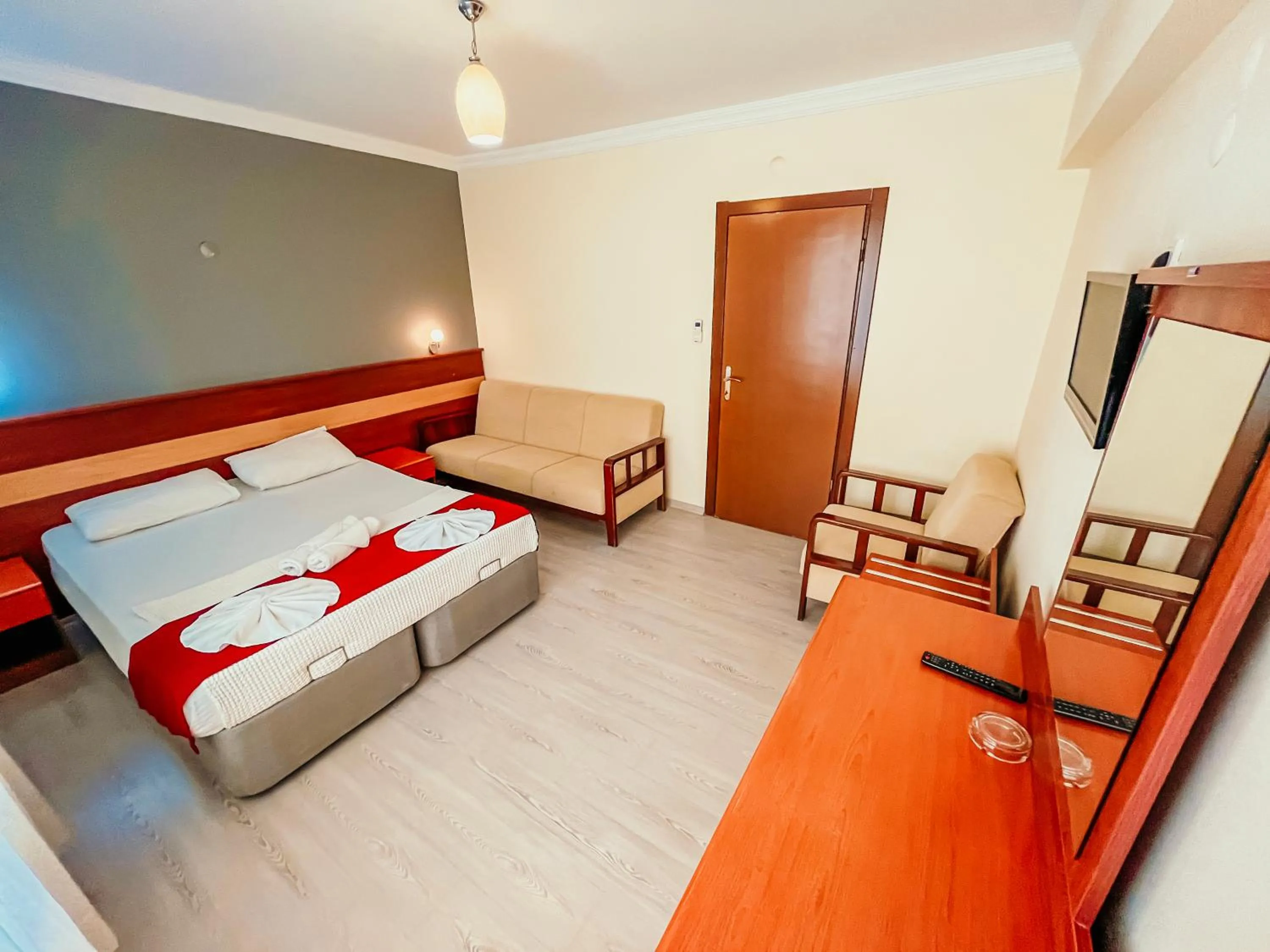 Seating area, Bed in Hotel First Class Didim