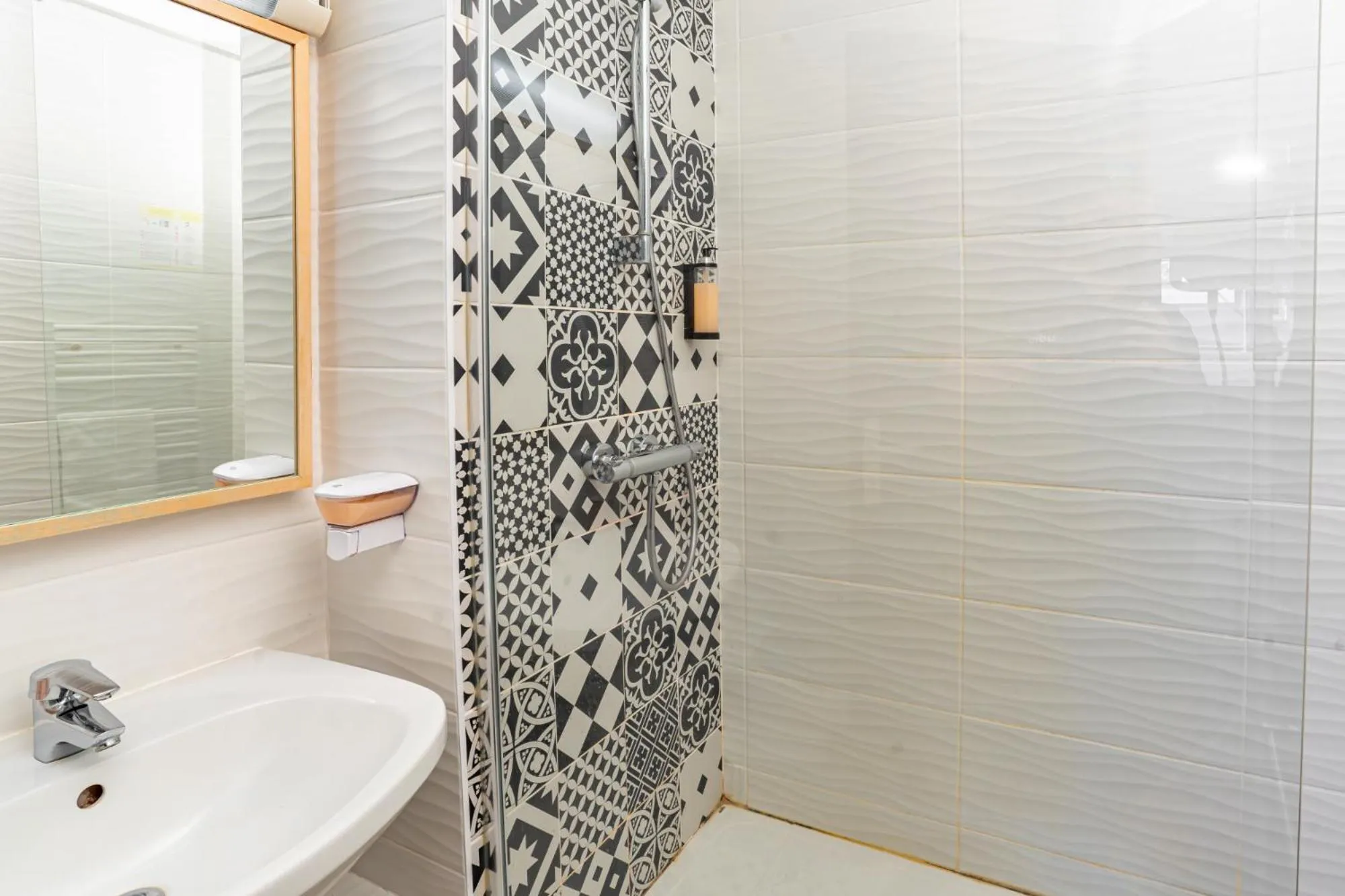 Shower in Hotel Restaurant Argos, Strasbourg Nord