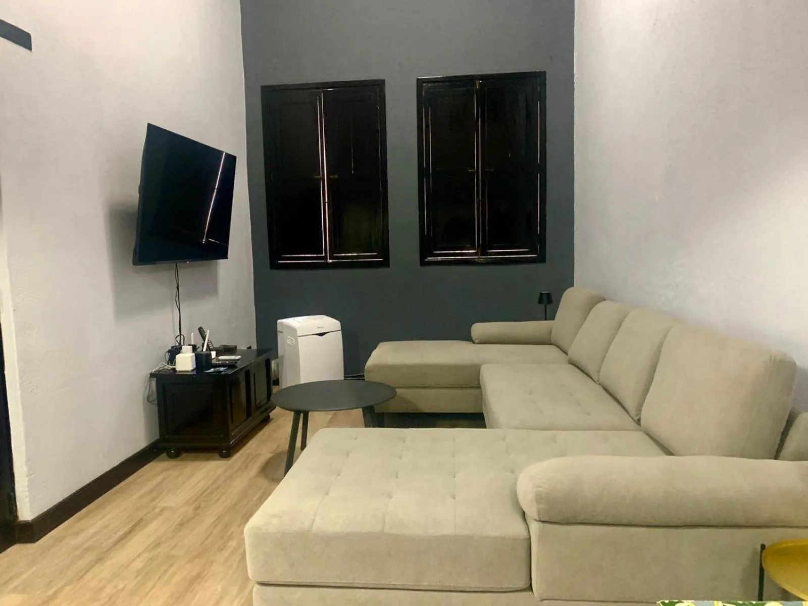 Communal lounge/ TV room in Casa Bella Boutique Hotel