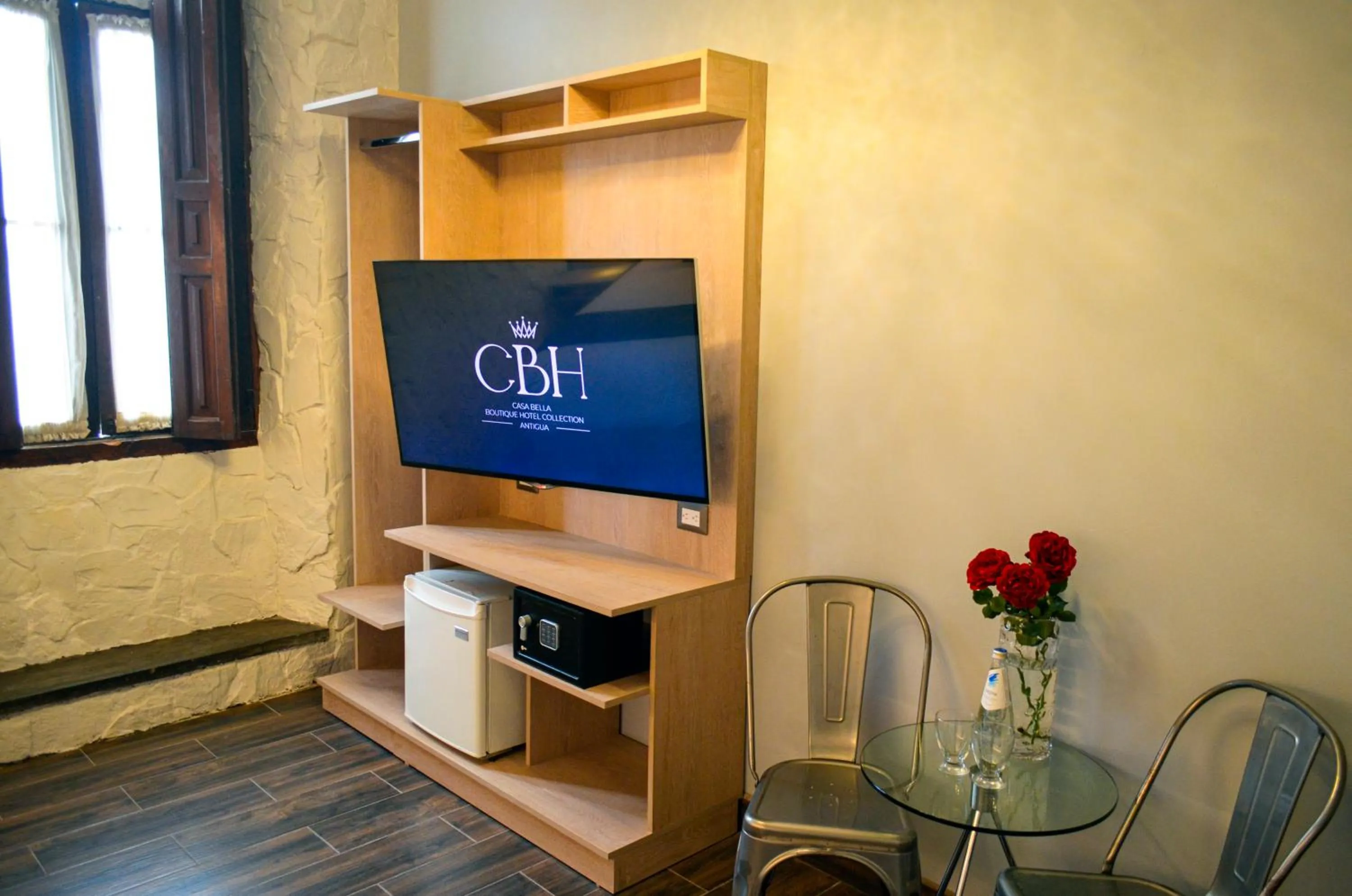 TV and multimedia in Casa Bella Boutique Hotel