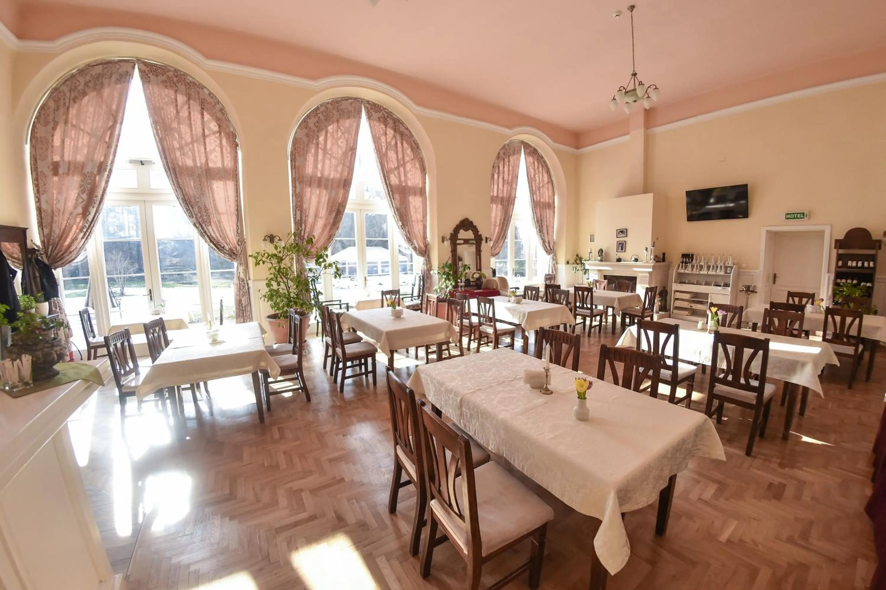 Restaurant/places to eat in Palatul Brukenthal Avrig