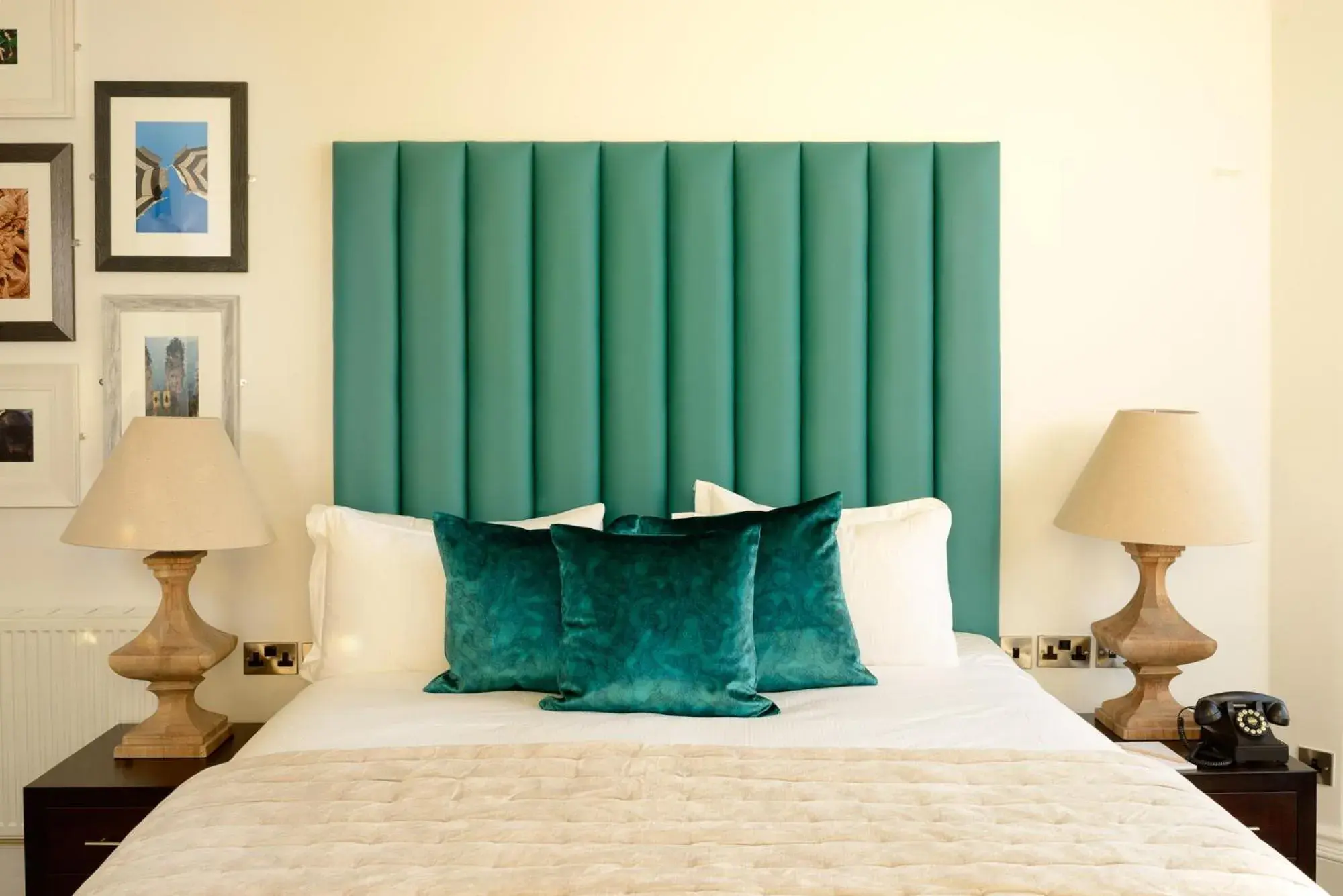 Bedroom, Bed in Black Ivy Bedroom, Bed in Black Ivy